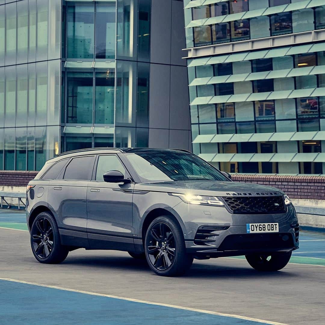 Land Roverさんのインスタグラム写真 - (Land RoverInstagram)「Connected to the city, #RangeRover #Velar supports 4G WiFi Hotspot connectivity to keep you and your passengers online.  #4x4 #CarsofInstagram #Instacar #Design #AutomotiveDesign #LandRover #SUV #Car #Cars #CityLife #CityStyle」7月27日 1時30分 - landrover