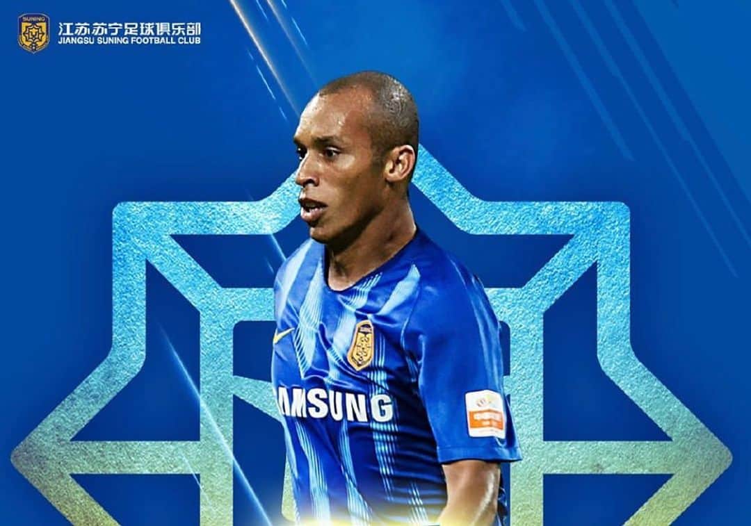 ミランダのインスタグラム：「Happy to be part of this family @jiangsusuningfc」