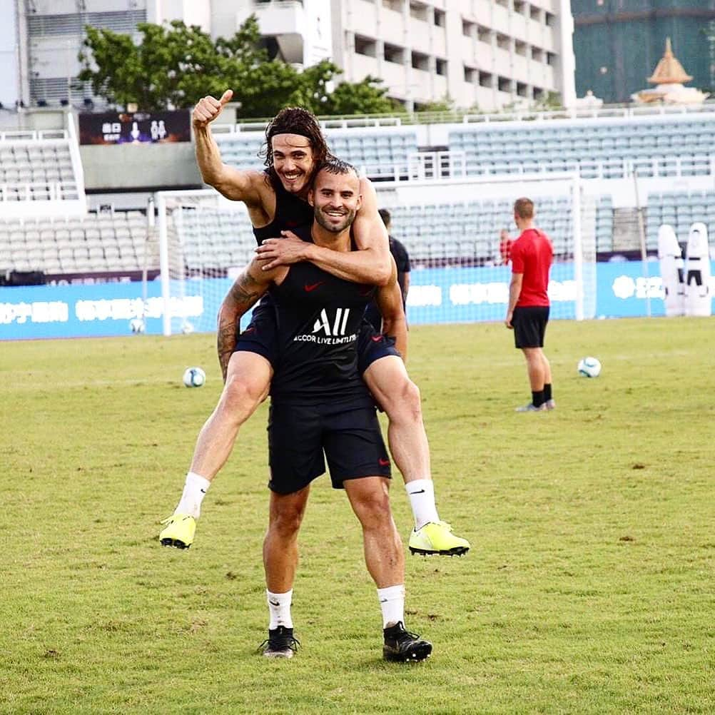 ヘセ・ロドリゲスさんのインスタグラム写真 - (ヘセ・ロドリゲスInstagram)「Un placer volver a compartir contigo esta bonita profesión que tenemos amigo✌🏽 Que grande eres🤙🏽 @cavaniofficial21」7月27日 1時42分 - jeserodriguez10