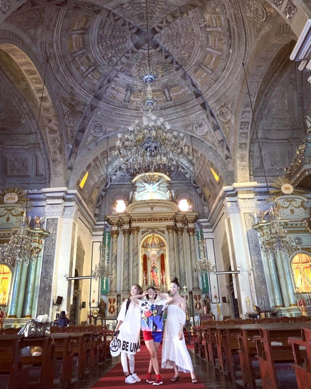 上木彩矢さんのインスタグラム写真 - (上木彩矢Instagram)「フィリピン最古の教会にて。  天井や壁は 立体なので装飾されてるのかと思いきや、描いた絵なんだそう👏  圧巻です。  明日ははじめてのマリンスポーツに挑戦！  おやすみなさい🌙  #misono #松下萌子 #上木彩矢 #フィリピン #Philippine #church #教会 #世界遺産」7月27日 1時43分 - kamikiaya30
