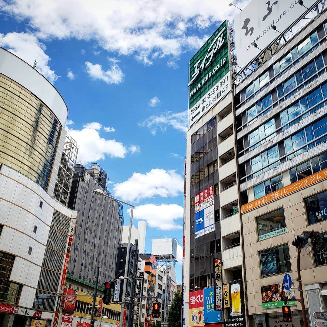 植竹拓さんのインスタグラム写真 - (植竹拓Instagram)「今日の天気が良すぎて渋谷で「世界に一つだけの花」のジャケットのような1枚が撮れた。 #世界に一つだけの花 #smap #渋谷」7月27日 1時44分 - hiromu0820