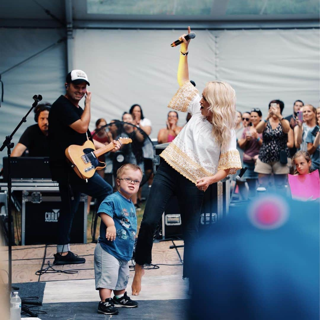 ブリット・ニコルさんのインスタグラム写真 - (ブリット・ニコルInstagram)「Too much fun @alivefestival !!!! This was a night to remember!!!!! Powerful and Free! God is faithful, always!!! This festival is one of the best. Thank u @alivefestival 💛 📸 - @thebryanware」7月27日 1時55分 - itsbrittnicole