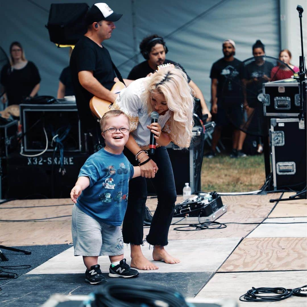 ブリット・ニコルさんのインスタグラム写真 - (ブリット・ニコルInstagram)「Too much fun @alivefestival !!!! This was a night to remember!!!!! Powerful and Free! God is faithful, always!!! This festival is one of the best. Thank u @alivefestival 💛 📸 - @thebryanware」7月27日 1時55分 - itsbrittnicole