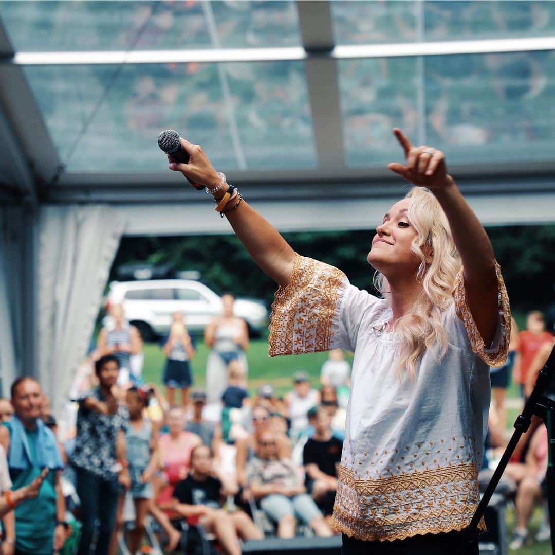 ブリット・ニコルのインスタグラム：「Too much fun @alivefestival !!!! This was a night to remember!!!!! Powerful and Free! God is faithful, always!!! This festival is one of the best. Thank u @alivefestival 💛 📸 - @thebryanware」