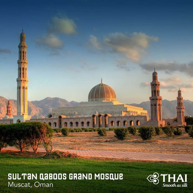 タイ航空さんのインスタグラム写真 - (タイ航空Instagram)「Located in Muscat, Sultan Qaboos Grand Mosque is the main and most important mosque of Oman. . #ThaiAirways #SultanQaboosGrandMosque #Muscat #Oman #FlyTHAItoOman」7月27日 1時50分 - thaiairways