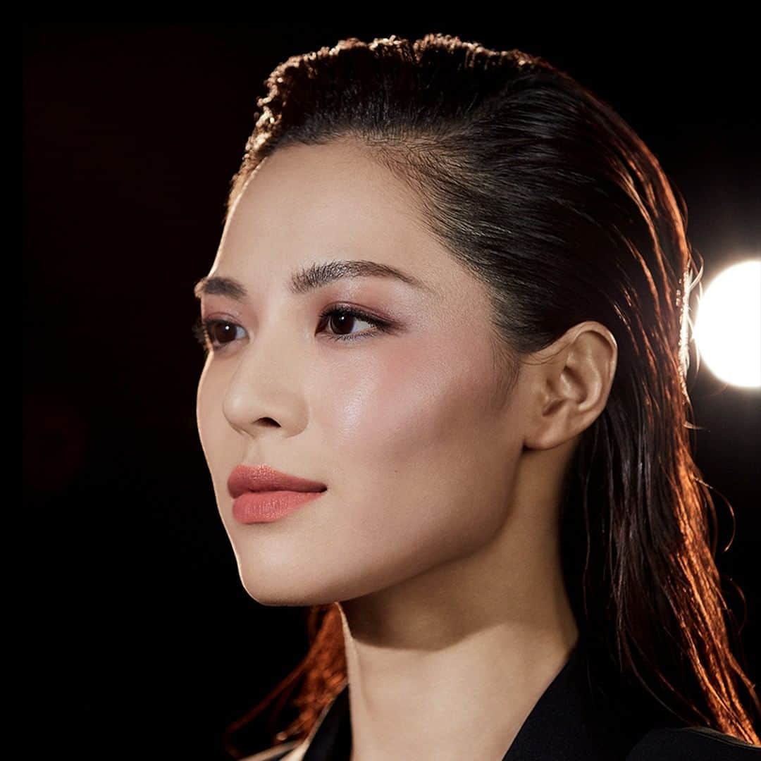 Armani Beautyさんのインスタグラム写真 - (Armani BeautyInstagram)「Ready to catch the camera lights at the Venice International Film Festival, actress @Elaine_ZhongChuxi exudes cinematic magnetism with NEO NUDE A-CONTOUR in shade 20.  #ArmaniBeauty #ArmaniBeautyStars #BiennaleCinema2019 #Venezia76 #ArmaniNeoNude #makeup」7月27日 1時59分 - armanibeauty