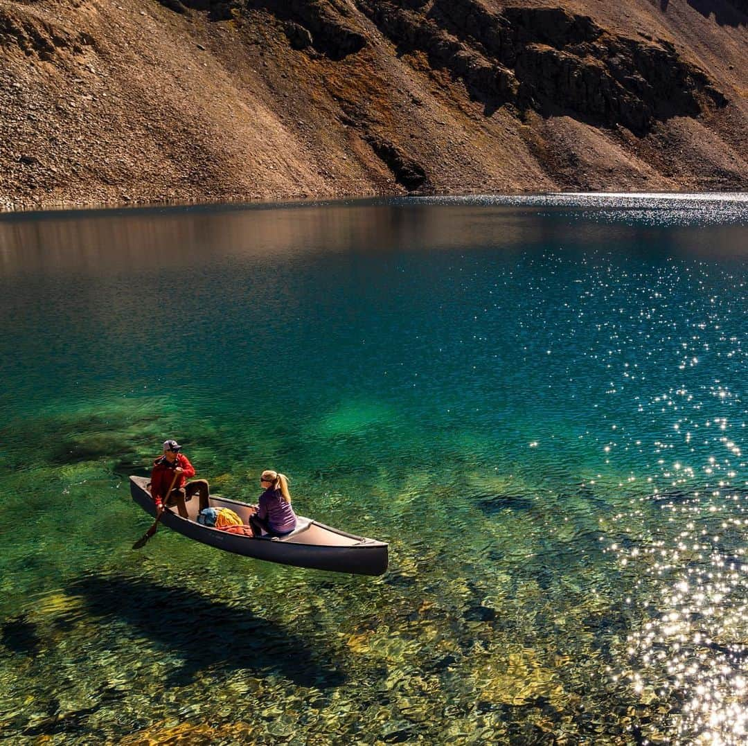 ケルティさんのインスタグラム写真 - (ケルティInstagram)「When you find a hidden canoe at an alpine lake, you take it out for a spin. 10/10 would do it again. #keltybuilt #builtforplay #canoeing #thatwatertho 📷 @twm_photo」7月27日 2時02分 - keltyusa