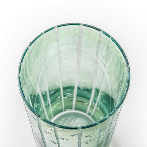 Komerco-コメルコ-さんのインスタグラム写真 - (Komerco-コメルコ-Instagram)「. #フローズンフルーツ でひんやりドリンクはいかが？ . 熊本県熊本市にスタジオを構える #Crafterior はサンブラスト彫刻によってガラス工芸品を制作されいます。 淡い色彩のシャボングラスに竹林や蛍火が彫刻されており、底には丸窓から顔を覗かせる満月が✨ . 口径が小さいコリンズグラスは炭酸が抜けにくいのでシャンパンやカクテルに最適ですよ。 ． ------------------------------- . Crafterio / コリンズグラス . ▷こちらの作品はKomercoアプリでクリエイターから直接ご購入いただけます。 アプリ内「さがす」で「コリンズグラス」と検索してください🔎 ------------------------------- . #komerco #komercoごはん #料理をもっと楽しく  #ガラス#ガラスのうつわ #グラス #おうちごはん  #instafood #foodpic #cookinglove  #夏 #手しごと  #カフェドリンク  #テーブルスタイリング #ライム #豊かな食卓 #今日のごはん #グラス  #デザート#ドリンク #いただきます #いつものいただきますを楽しく #クックパッド #cookpad」7月27日 13時00分 - komerco_official