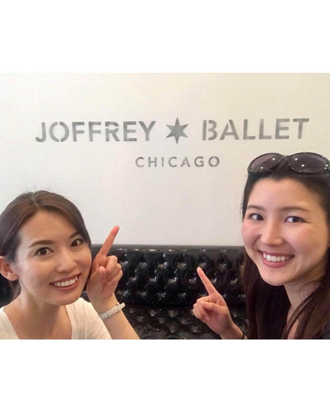 早川茉希さんのインスタグラム写真 - (早川茉希Instagram)「👯‍♀️🎵 took @maiclaypool 's class at The Joffrey Ballet 💜 I'm proud that a Japanese woman is working at such a wonderful studio as a ballet teacher. really enjoyed her class although I have sore muscles🤣  お友達、まいさんのバレエクラスに参加🙌🏻❤️ ・ ビギナークラスと聞いていたけれど お上手な方ばかり😳✨ できなくて悔しいながらも、すごく楽しい❣️ ・ お仕事姿のまいさんカッコ良かったな🥺💕 年齢、国籍幅広くたくさん生徒さんがいらしていて、 なんだか勝手に誇らしい気持ちに🥺✨ （一番足を引っ張っているのに。笑）  久々のバレエで身体はバキバキ、、 筋肉痛２日目です🤣 やっぱりバレエを習っている方って 姿勢が美しくて刺激を受けました🥺  またストレッチ頑張らねば💨  #ballet #balletlesson #joffreyballet #joffryballetschool #chicago #何度か舞台を観に行っているジョフリーでレッスン受けられて嬉しい  #大人の習い事 #バレエ #バレエ教室 #ダンスと全然違う #姿勢整えたい #体幹鍛えたい #シカゴ #シカゴ生活 #アメリカ暮らし #海外生活」7月27日 12時57分 - maki_hayakawa