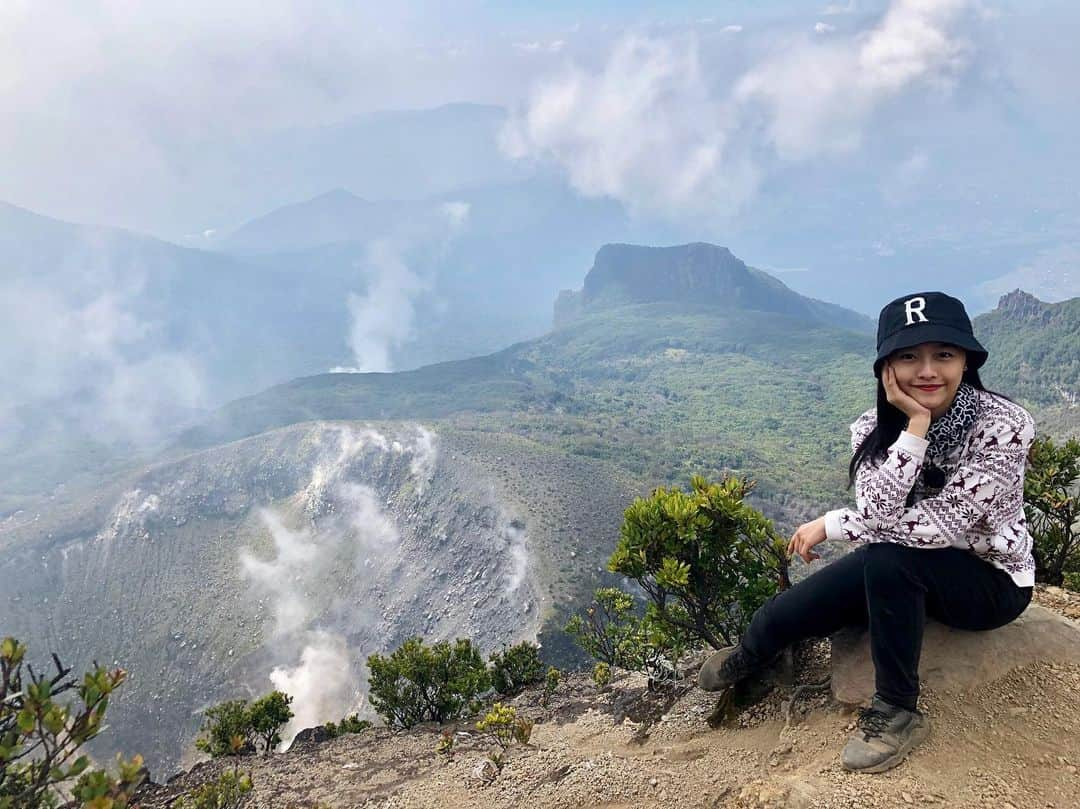 ロナ・アングラエニさんのインスタグラム写真 - (ロナ・アングラエニInstagram)「I see skies of blue.. Clouds of white.. Bright blessed days.. Dark sacred nights.. And I think to myself What a wonderful world #gununggede #pendakicantik #journeytothetop . . . 😉Slide sampe abis gabakal rugi➡️ Ps: foto kedua sbelom trakhir ada space sisa dikit buat barangkali ada yg mo editin foto sisca wkwk」7月27日 11時31分 - jkt48rona