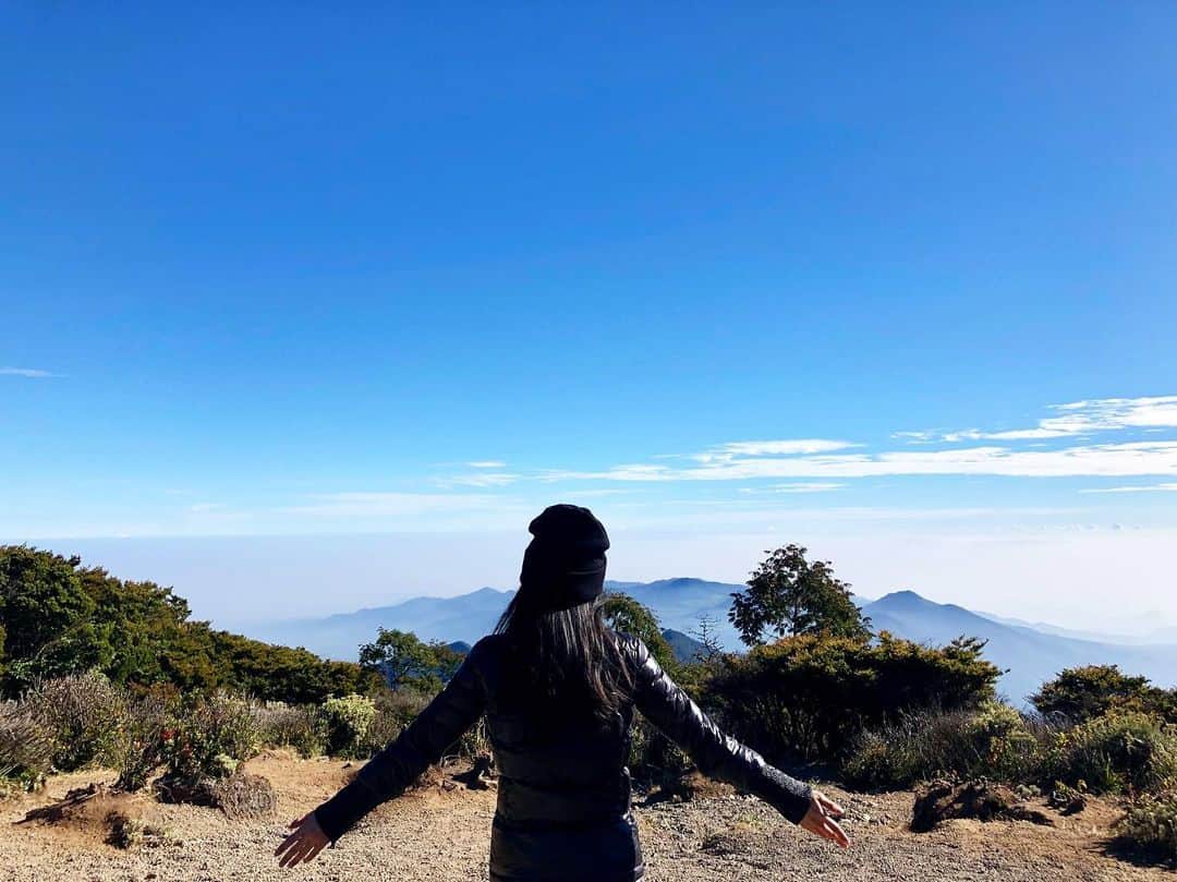 ロナ・アングラエニのインスタグラム：「I see skies of blue.. Clouds of white.. Bright blessed days.. Dark sacred nights.. And I think to myself What a wonderful world #gununggede #pendakicantik #journeytothetop . . . 😉Slide sampe abis gabakal rugi➡️ Ps: foto kedua sbelom trakhir ada space sisa dikit buat barangkali ada yg mo editin foto sisca wkwk」