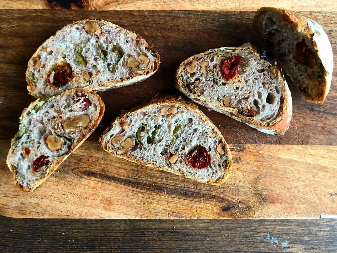 CHIPPRUSONのインスタグラム：「スペルト小麦100のバジル、くるみ、ドライプチトマトのリュスティック。ダレ過ぎて気泡は入らないのですが、とても美味しいパンです♪」