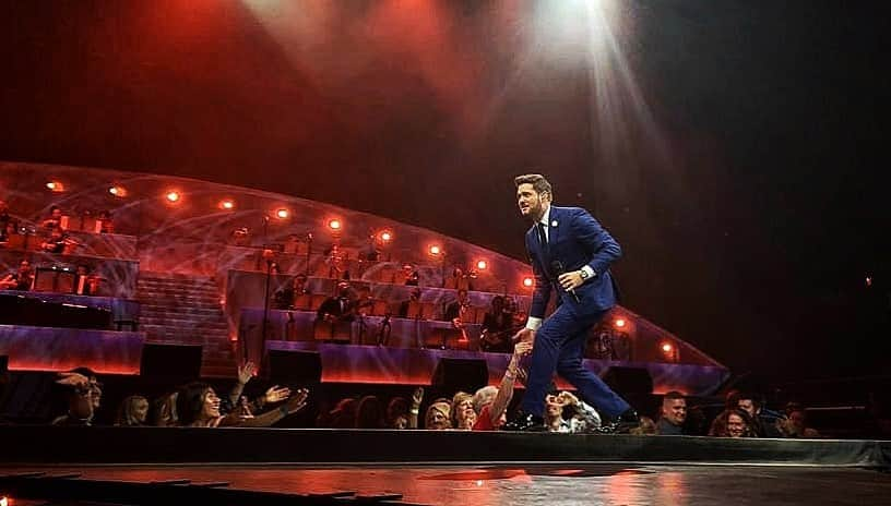 マイケル・ブーブレさんのインスタグラム写真 - (マイケル・ブーブレInstagram)「Such a warm welcome back to Canada tonight in Toronto! #MBWorldTour」7月27日 11時28分 - michaelbuble