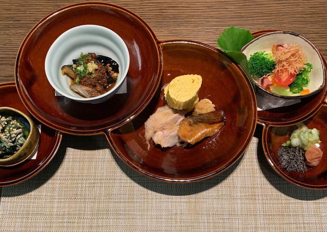 夏木マリさんのインスタグラム写真 - (夏木マリInstagram)「お食事、最高でした、、、 最近泊まったお宿で一番好きかも🥇一部ご紹介  黄韮と大根の炊き込みご飯とか、 朝のお豆腐と納豆のグラタン、 好みでした🥢  #河口湖ふふ #やる気出た #marinatsuki  #natsukirock  #夏木マリ」7月27日 11時30分 - mari_natsuki