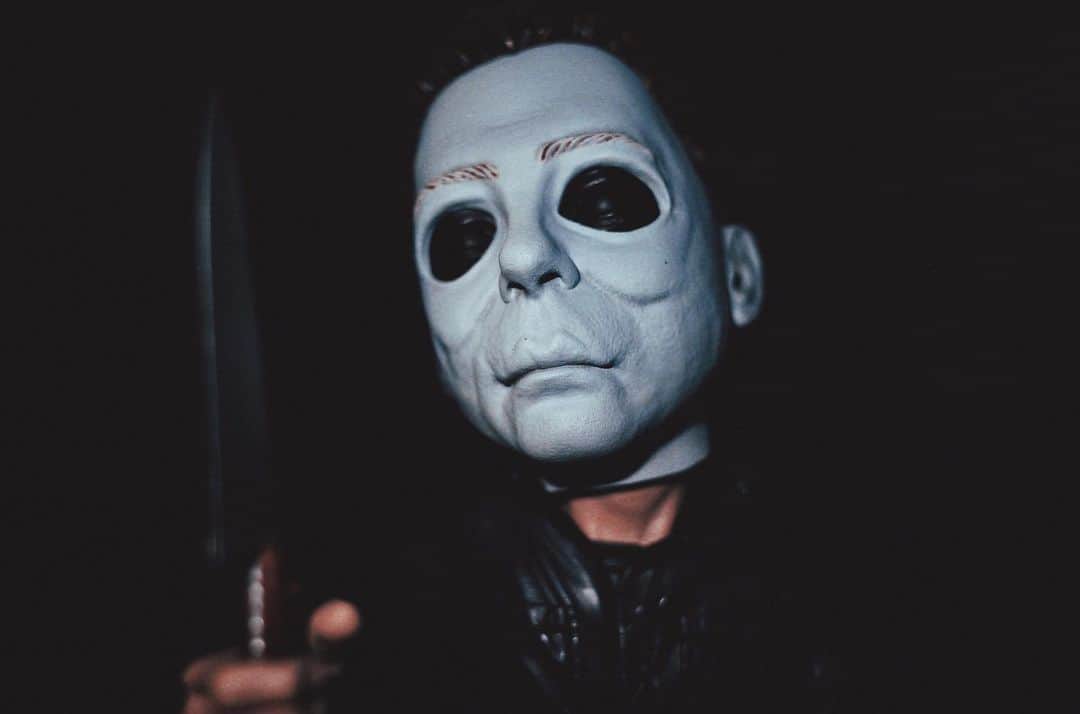 ユージン・バードのインスタグラム：「Sometimes...you just think about cutting a mutha. @mezcotoyz #ricohgrii #horror #halloween #michaelmyers #funtimes #inmybag #byrdtography」