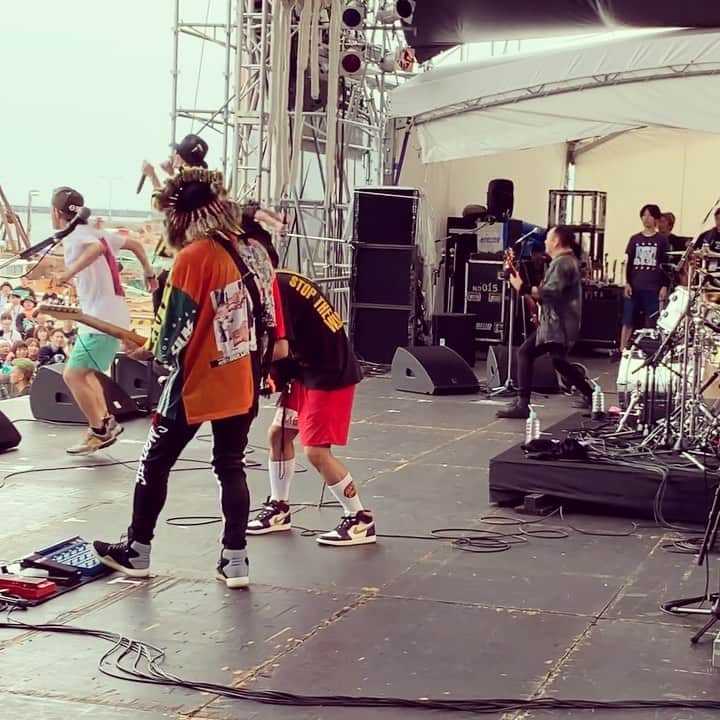 Kuboty のインスタグラム：「ONRF2019 DAY1 FLOW x GRANRODEO『7 -seven-』でTAKEさんとのツインギター炸裂、シンクロ率2000%🎸🎸 #flow #granrodeo #totalfat #クボ本番」