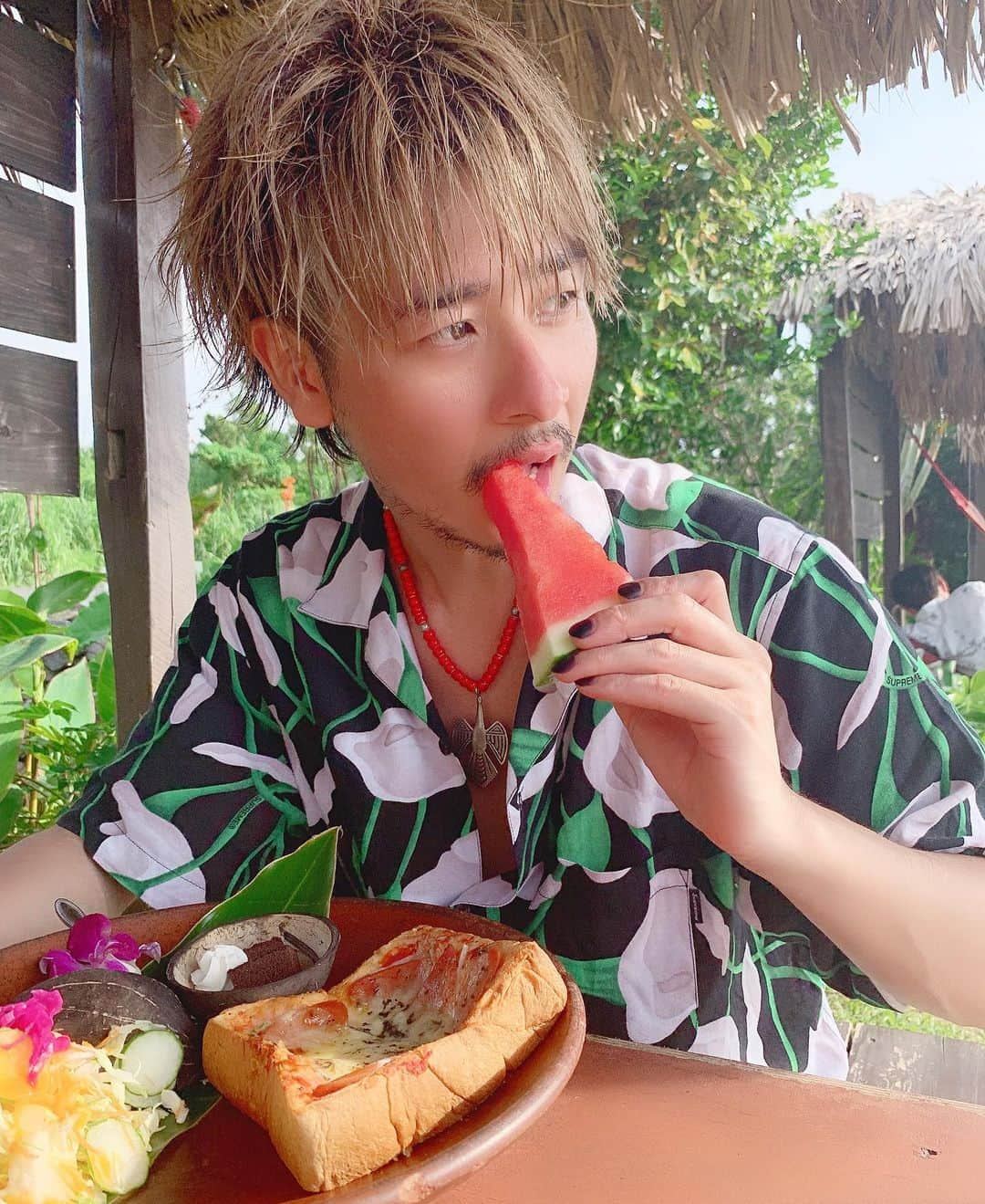 加代憲康さんのインスタグラム写真 - (加代憲康Instagram)「🍉🍉🍉 大好きなスイカを🍉 沢山食べたい☺️ 台風サロンワーク😭 みんな気をつけてご来店ください😖 当日キャンセルオッケーです🙆‍♂️ あー沖縄また行きたい☺️ #supreme#supremeny #thenorthface #thenorthface  #supremenewyork #supremeboxlogo #supremejapan #louisvuitton #supremelv#シュプリーム #commedesgarcons#sacai#sacai #sacainike #NIKE #gopro7#沖縄旅行計画 #沖縄#沖縄旅行 #okinawa#okinawacafe #亜熱帯茶屋」7月27日 11時47分 - kasshi_cleto