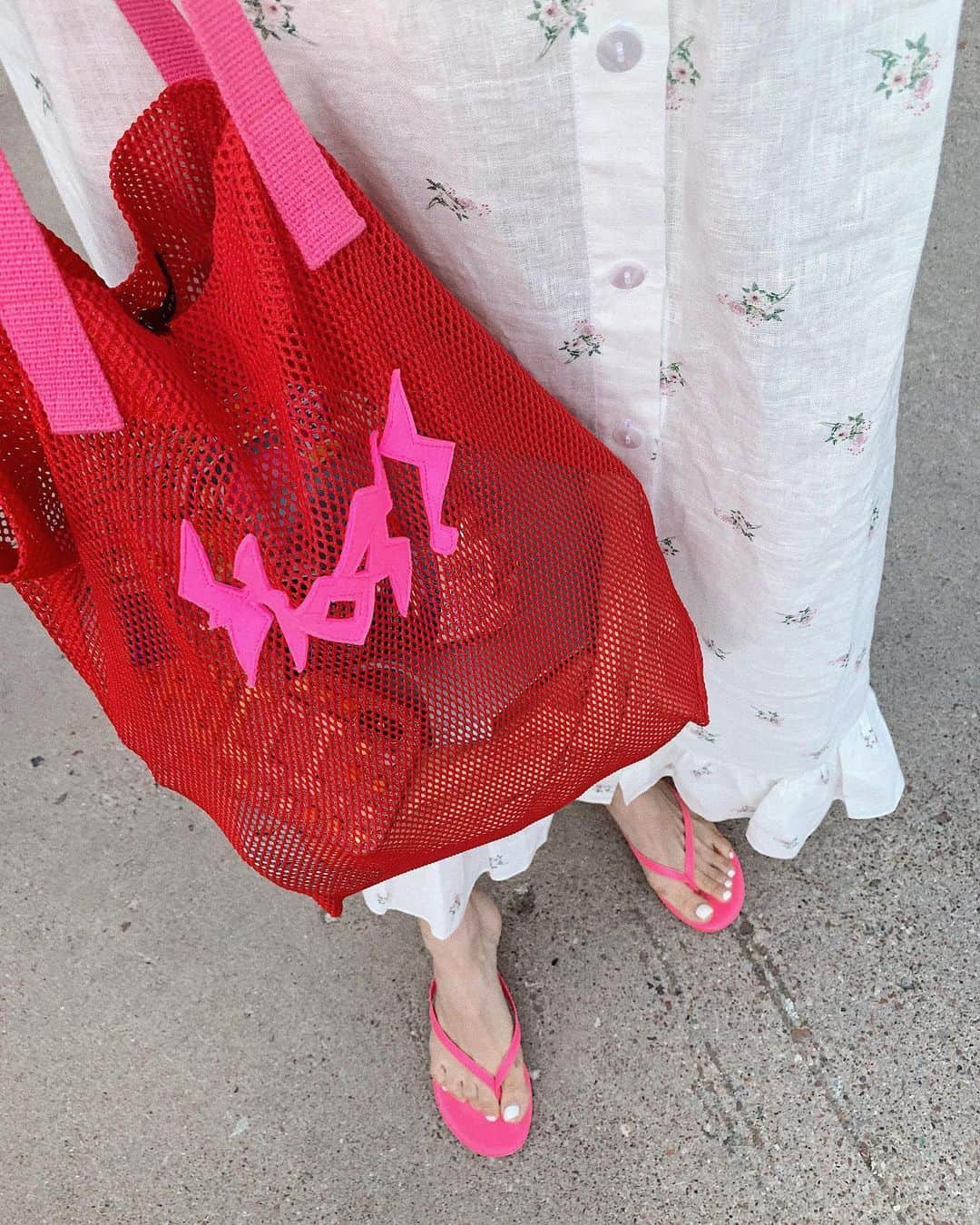 翁安芸さんのインスタグラム写真 - (翁安芸Instagram)「💗🎟⛱❤️🎀💕 #summerdays #aspen #ludlow #tkees #akiweng #pink #red #outfit」7月27日 11時58分 - akinyc