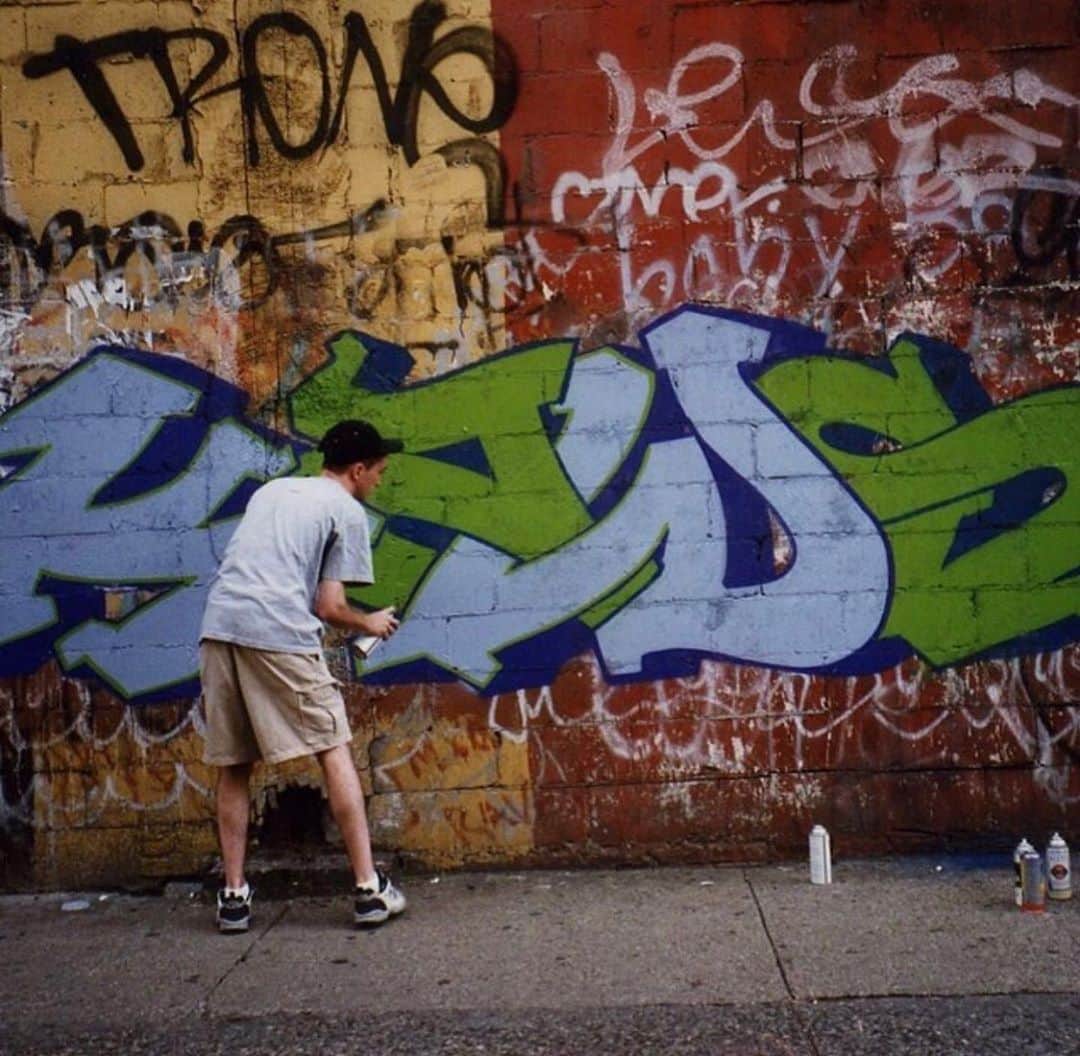 KAWSONEさんのインスタグラム写真 - (KAWSONEInstagram)「That one time I wore shorts... #KAWS #NY #1997」7月27日 11時58分 - kaws
