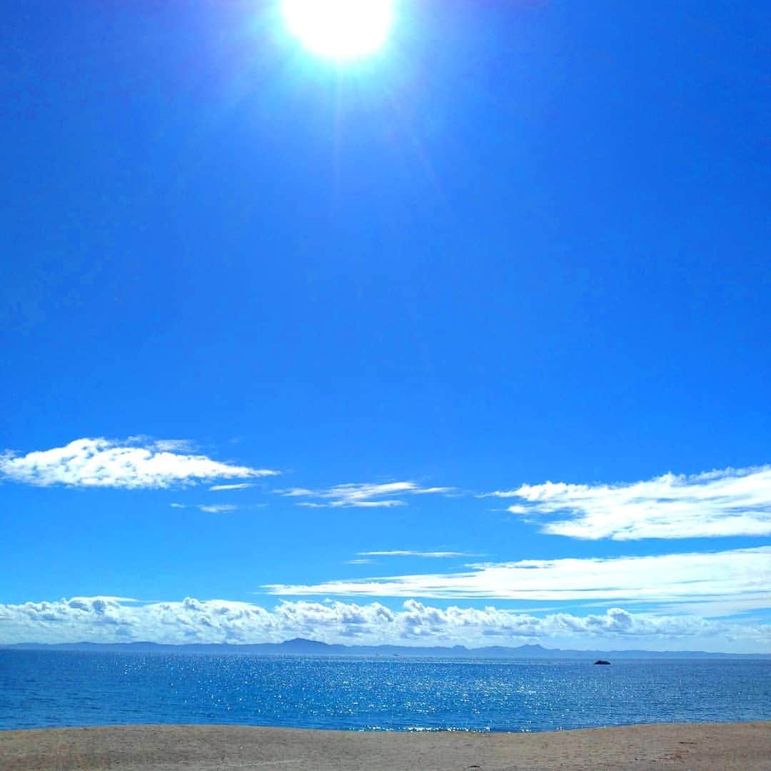 【公式】オーシャンリゾートホテル マホロバ・マインズ三浦さんのインスタグラム写真 - (【公式】オーシャンリゾートホテル マホロバ・マインズ三浦Instagram)「三浦海岸はやっぱり輝く太陽と青い空が似合いますね☀️ 海面がキラキラと輝く様子はずっと眺めていたくなります✨ . #三浦海岸 #海水浴 #砂浜 #ビーチ #海岸 #夏空 #夏休み #夏休み旅行 #OTODAMA #igで繋がる海 #キリトリセカイ #海好きな人と繋がりたい #空好きな人と繋がりたい #東京湾 #三浦半島いいところ🙌 #青 #海水浴場 #誰かに見せたい景色 #日本の絶景 #夏の海 #風景写真 #やっぱり空が好き #音霊 #太陽 #マホロバマインズ #maholovaminds #マホロバケーション #三浦半島 #マホロバ #マホロバマインズ三浦」7月27日 11時59分 - maholova_minds_miura