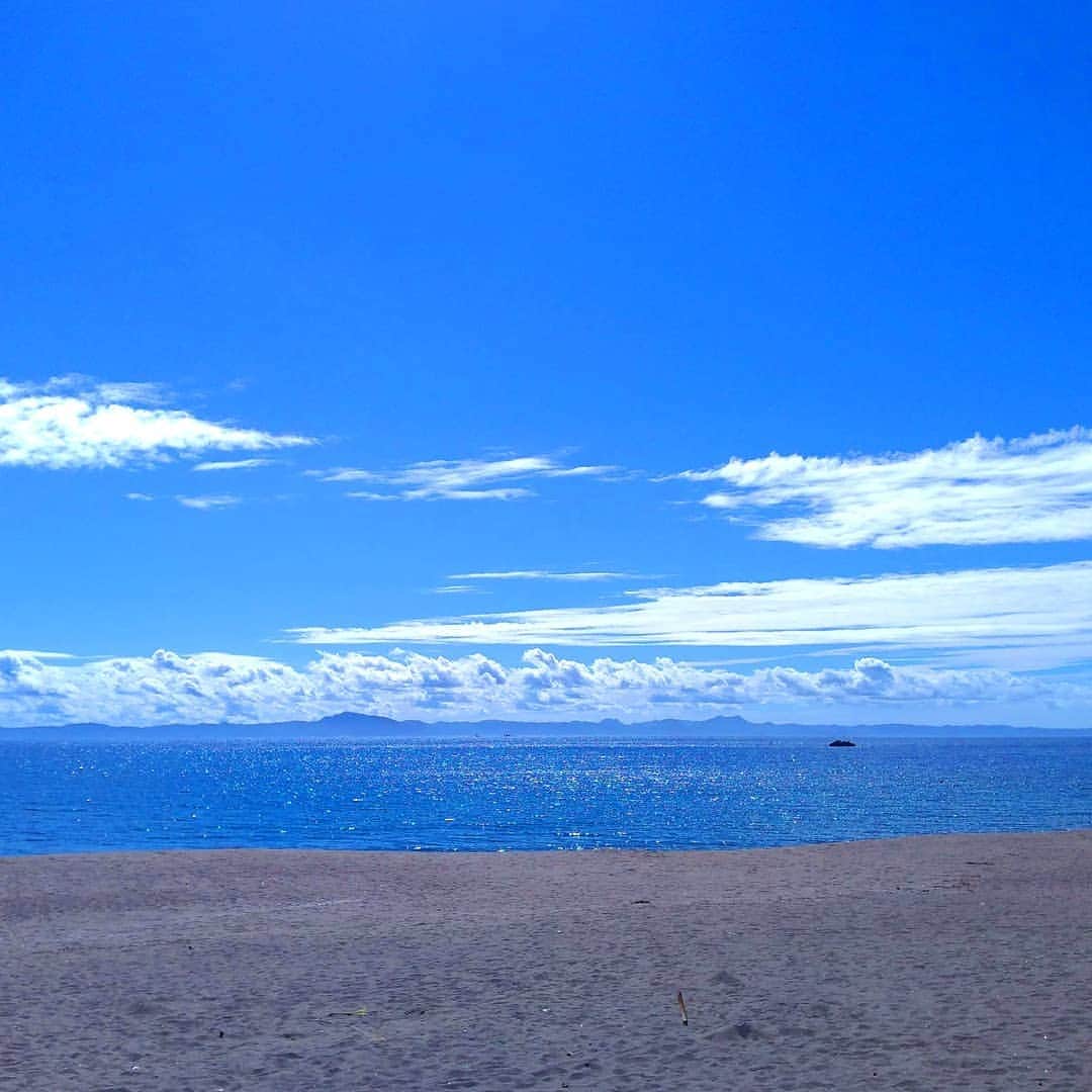 【公式】オーシャンリゾートホテル マホロバ・マインズ三浦さんのインスタグラム写真 - (【公式】オーシャンリゾートホテル マホロバ・マインズ三浦Instagram)「三浦海岸はやっぱり輝く太陽と青い空が似合いますね☀️ 海面がキラキラと輝く様子はずっと眺めていたくなります✨ . #三浦海岸 #海水浴 #砂浜 #ビーチ #海岸 #夏空 #夏休み #夏休み旅行 #OTODAMA #igで繋がる海 #キリトリセカイ #海好きな人と繋がりたい #空好きな人と繋がりたい #東京湾 #三浦半島いいところ🙌 #青 #海水浴場 #誰かに見せたい景色 #日本の絶景 #夏の海 #風景写真 #やっぱり空が好き #音霊 #太陽 #マホロバマインズ #maholovaminds #マホロバケーション #三浦半島 #マホロバ #マホロバマインズ三浦」7月27日 11時59分 - maholova_minds_miura