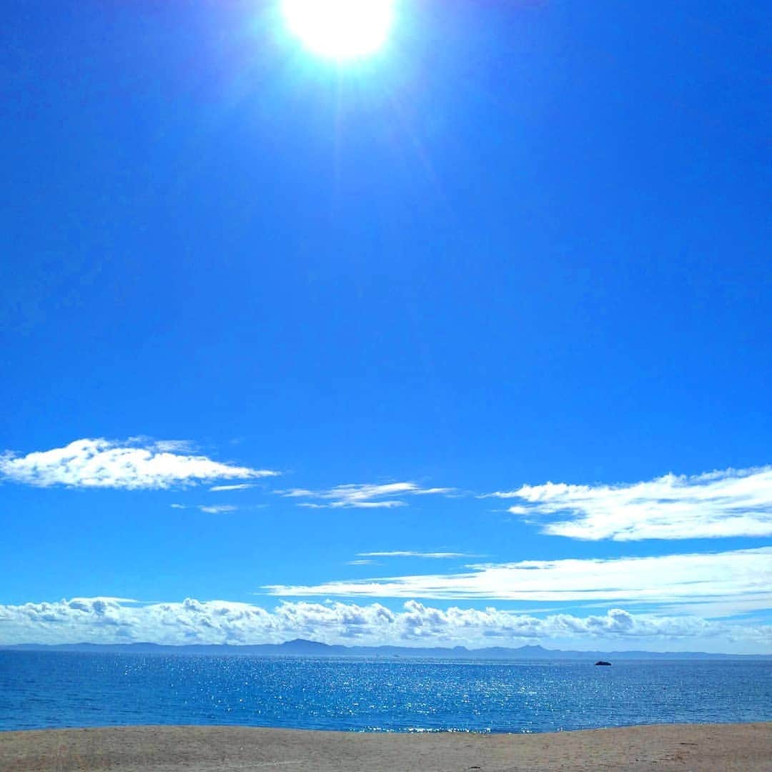 のインスタグラム：「三浦海岸はやっぱり輝く太陽と青い空が似合いますね☀️ 海面がキラキラと輝く様子はずっと眺めていたくなります✨ . #三浦海岸 #海水浴 #砂浜 #ビーチ #海岸 #夏空 #夏休み #夏休み旅行 #OTODAMA #igで繋がる海 #キリトリセカイ #海好きな人と繋がりたい #空好きな人と繋がりたい #東京湾 #三浦半島いいところ🙌 #青 #海水浴場 #誰かに見せたい景色 #日本の絶景 #夏の海 #風景写真 #やっぱり空が好き #音霊 #太陽 #マホロバマインズ #maholovaminds #マホロバケーション #三浦半島 #マホロバ #マホロバマインズ三浦」