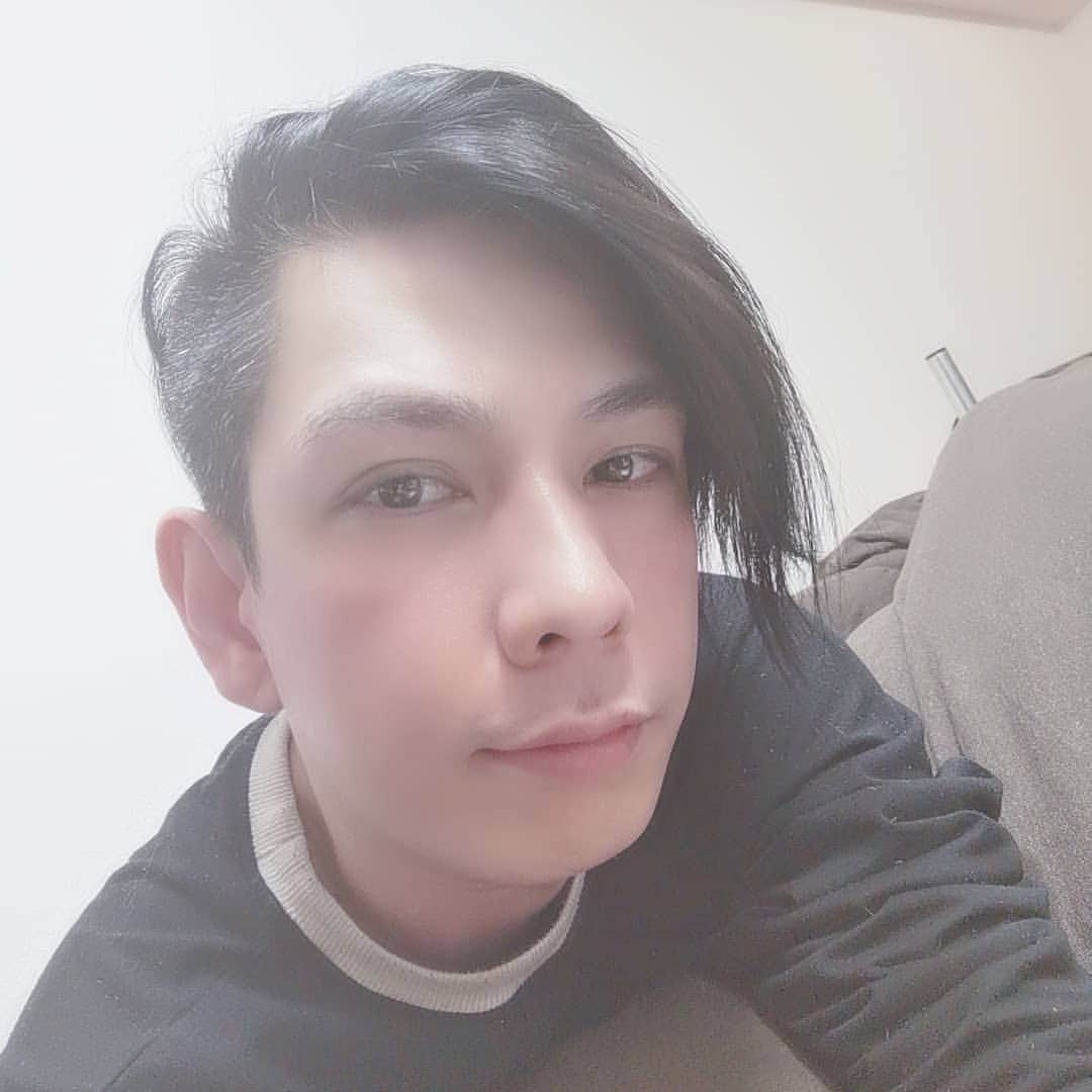 蛇足のインスタグラム：「おはようといったものの実は徹夜で寝てなくてまだ寝れず暇を持て余し自撮りしてます。」