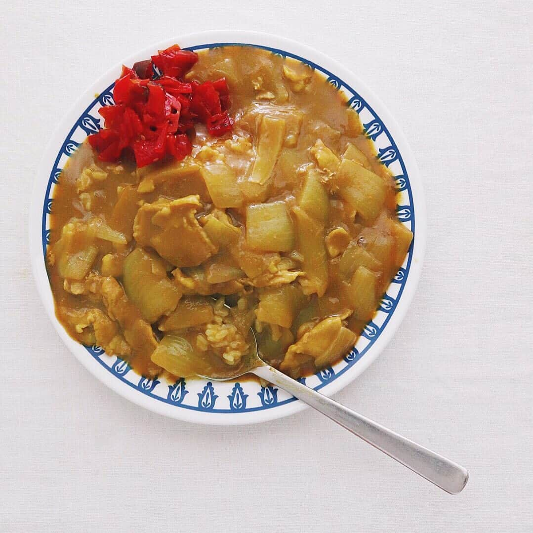 樋口正樹さんのインスタグラム写真 - (樋口正樹Instagram)「Curry rice 🍛 . 土曜の昼にカレーライス。 万代のバスセンター風で 豚肉とたまねぎの甘さと、 程よい辛みがうまいやつ。 無造作でラフな全かけで。 プールで遊び疲れた後に 瞬時に満たされるひと皿。 . . #万代バスセンターカレー #カレーライス #昔ながらの #懐かしい味 #国民食 #ポークカレー #curry #🍛」7月27日 12時07分 - higuccini