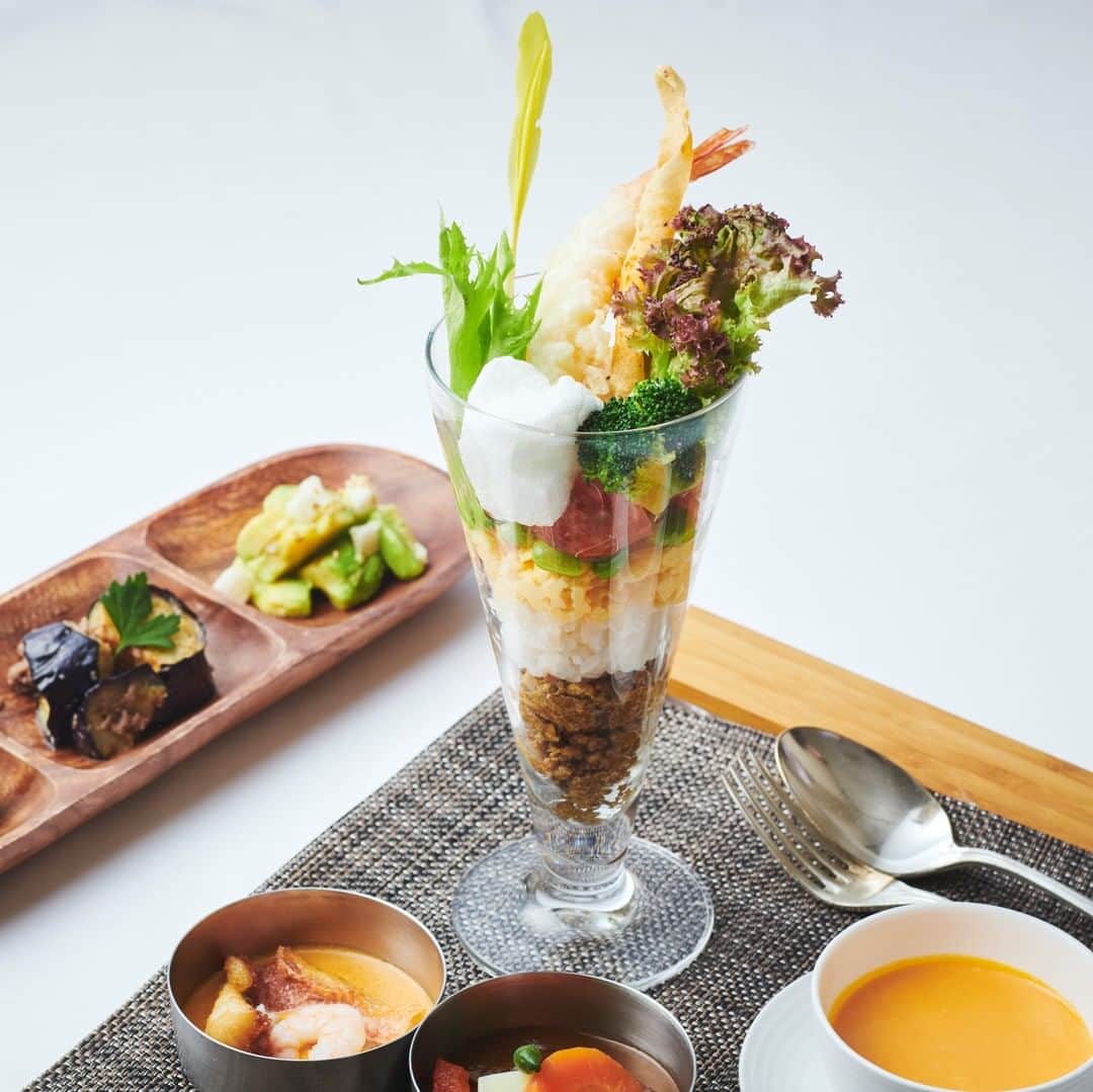 横浜ロイヤルパークホテルのインスタグラム：「B1F レストラン＆バンケット「フローラ」では「2019真夏のカレーフェア」を開催中。見た目にも楽しい「カレーパフェ」など3種類のカレーをご用意しております！  #横浜ロイヤルパークホテル #yokohamaroyalparkhotel #横浜 #yokohama #フローラ #カレー #カレーライス #ホテルカレー #夏カレー #ホテルランチ #ホテル」