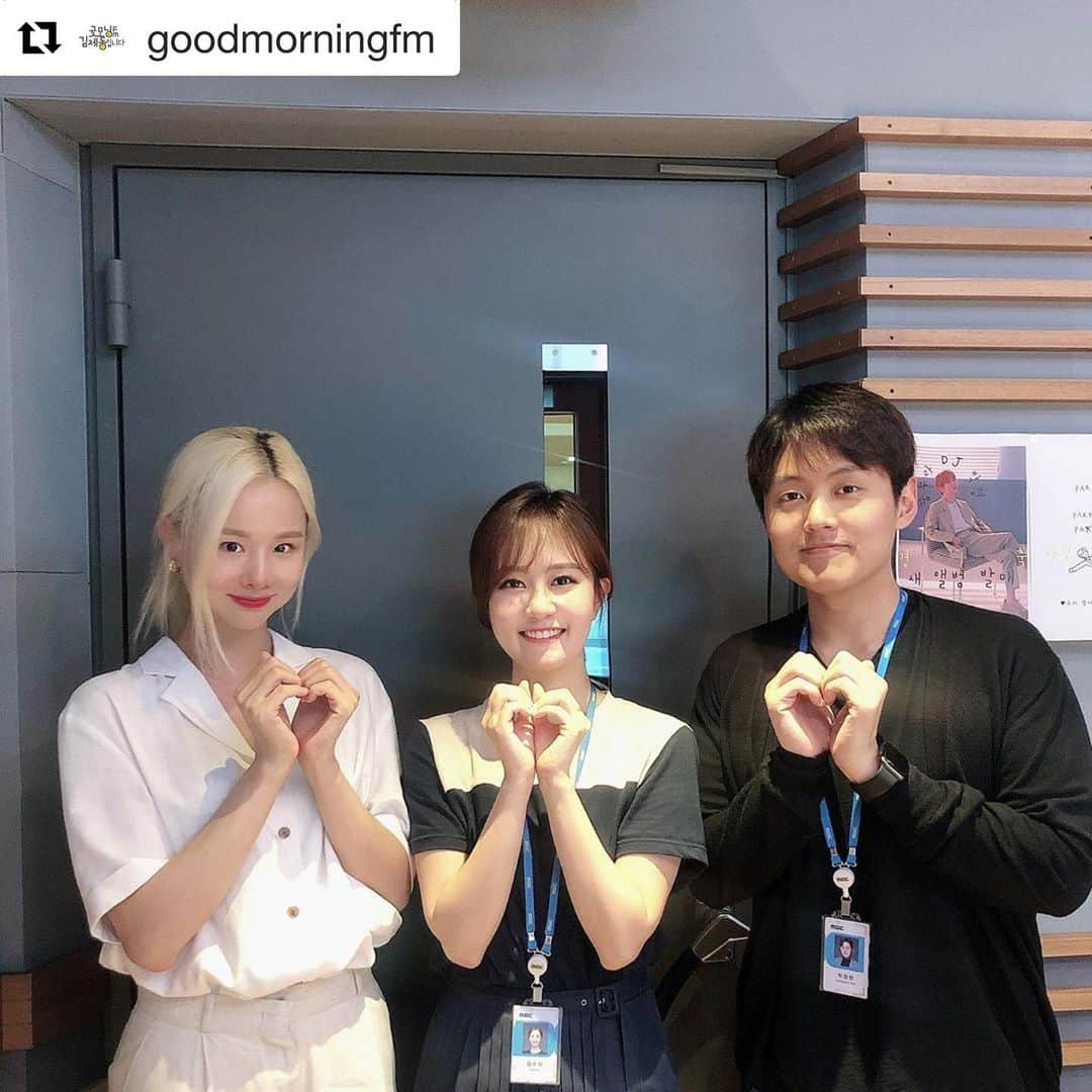 EXIDさんのインスタグラム写真 - (EXIDInstagram)「#Repost @goodmorningfm ・・・ _ 1여년 만에 조찬 낭독 모임에 나타난 포즈 하트 뿅뿅뿅❤️❤️❤️ . 수지, 창현 아나운서~ 너무 밝은 거 아닌가요??🤣🤣 _ #굿모닝FM솔지입니다 #솔지 #솔디 #조찬낭독모임 #김수지 #박창현 #아나운서」7月27日 12時04分 - exidofficial