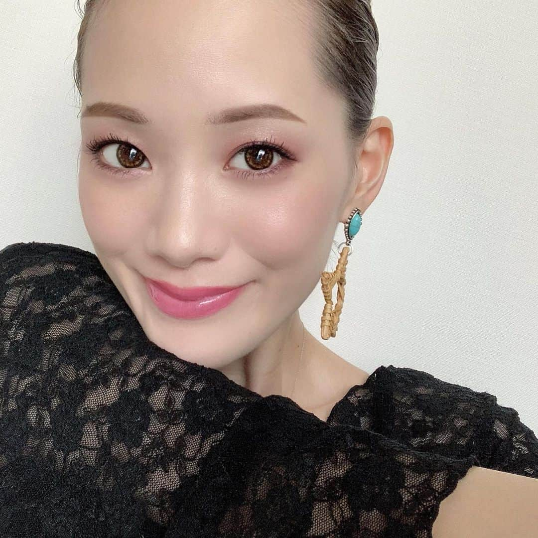 Arisaさんのインスタグラム写真 - (ArisaInstagram)「今日はブルベメイク💄 リップはローラメルシエのヴェロアエクストリームマットリップの1907❤️ 夏っぽピンクで元気が出る色味❤️ アイメイクは相変わらずリンメルのブルーベリーショコラ愛用してます😂‼️ ・ カラコン→ @acorde_colorcontact シークレットグロウ ブライトブラウン👁 ・ ・  #コスメレビュー#アイメイク#アイシャドウ#ロレアルパリ#マスカラ#マスカラ比較#アコルデ#ブライトブラウン#カラコンレポ#コスメスウォッチ#プチプラコスメ#ローラメルシエ#eyemake#eyeshadow#新作コスメ#夏コスメ#ベストコスメ#メイク好きな人と繋がりたい#涙袋メイク#デカ目効果#ブルーベリーショコラ#リンメル」7月27日 12時15分 - saarariii