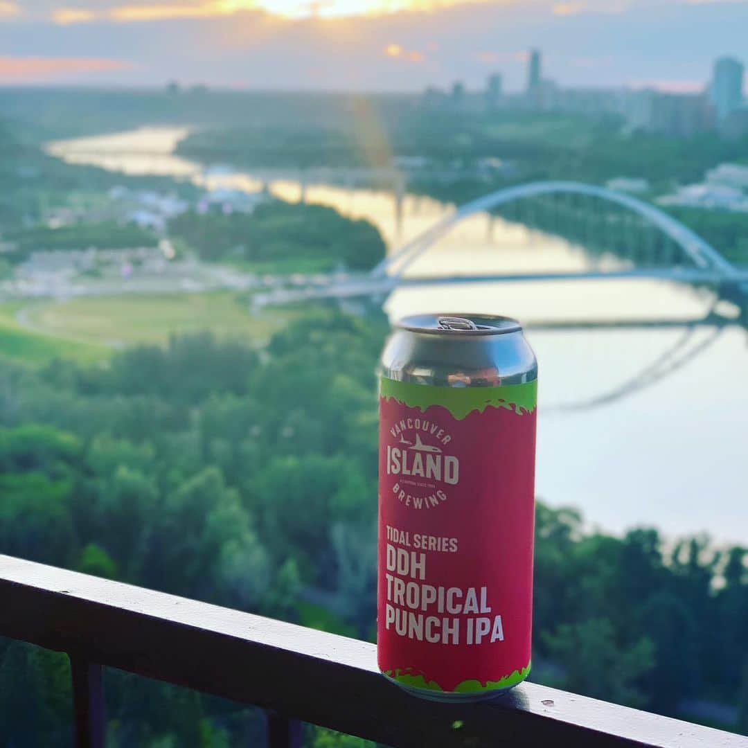 ヴォーン・チピアーのインスタグラム：「Enjoying @chaos_ab from my balcony with some delicious IPA’s courtesy of @vibrewing #yeg #alberta #thebearrocks #tgif #bigceleb #theweekendhasarrived #saskatchewandrive」