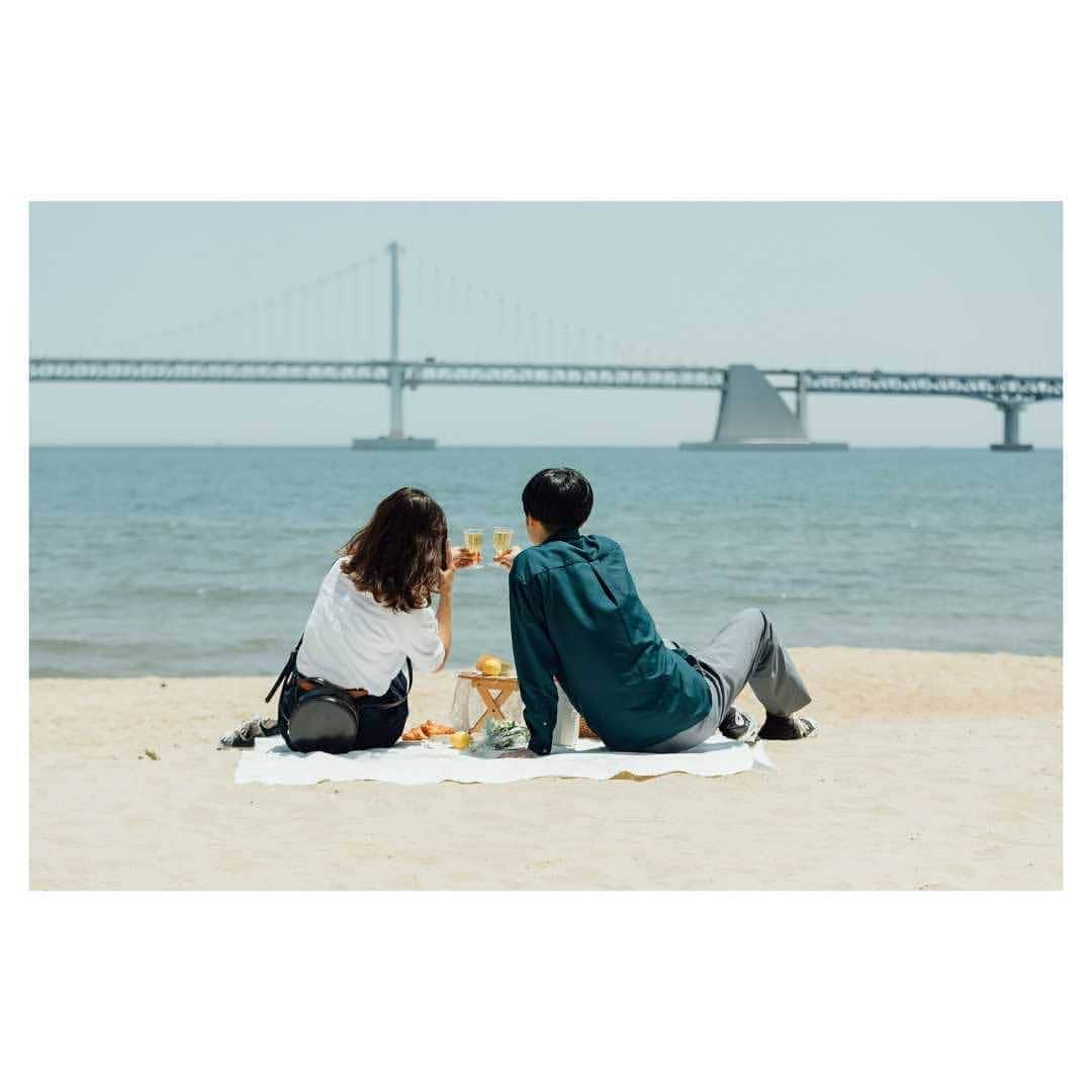JR九州高速船株式会社のインスタグラム：「. . . 白いシャツ、青い海、 金色のシュワシュワ。 ジンジャーエールって、 こんなにおいしかったっけな。 . . #釜山デート  #gongderine #コンドゥリン . . . Photo: @shintaroyamanaka_photo . . . #海ピク #ピクニック #海 #広安里 #広安里大橋 #ビーチ #インスタグラマー #インスタ映え #海外旅行 #デート #カップル #韓国 #韓国旅行 #旅行 #船 #釜山#プサン #JR #JR九州 #ビートル #JR九州高速船  #BEETLEBUSANBOOK #BBB」