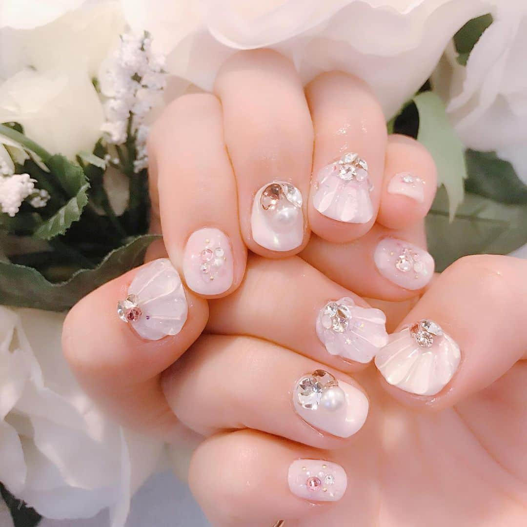 なかやまちえこさんのインスタグラム写真 - (なかやまちえこInstagram)「貝殻ネイル🐚 #nail #nails #nailart #ネイル #美甲 #ネイルアート  #clou #nagel #ongle #ongles #unghia #japanesenailart #manucure #네일 #젤네일 #네일아트 #네일리스트 #japanesenails #manicurist #gelnails #貝ネイル #シェルネイル #shellnails #夏ネイル #summernails #貝殻ネイル #和楽器バンド #鈴華ゆう子 さん」7月27日 12時33分 - chiekonakayama