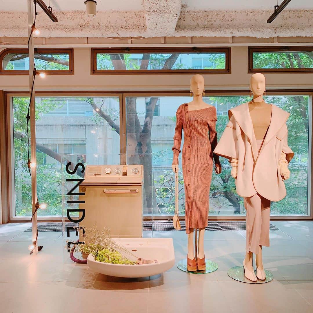 近野莉菜のインスタグラム：「SNIDEL 2019AW2ndの展示会、受注会が無事終了致しました✨ お越しくださいました皆様、本当にありがとうございました！！ 早くも冬物にキュンキュンしてます🥺💓スナのプレスアシスタントのマシュマロ @marshmallow_presscat もお手伝い頑張ってくれました😻みんなのアイドルです🎀 顧客様に向けた受注会も皆様に喜んで頂けて嬉しかったです！ フーズもとっても素敵だったのでパシャり🥕🥂 #SNIDEL #2019AW2nd #展示会  #マシュマロ  @snidel_official  @marshmallow_presscat」
