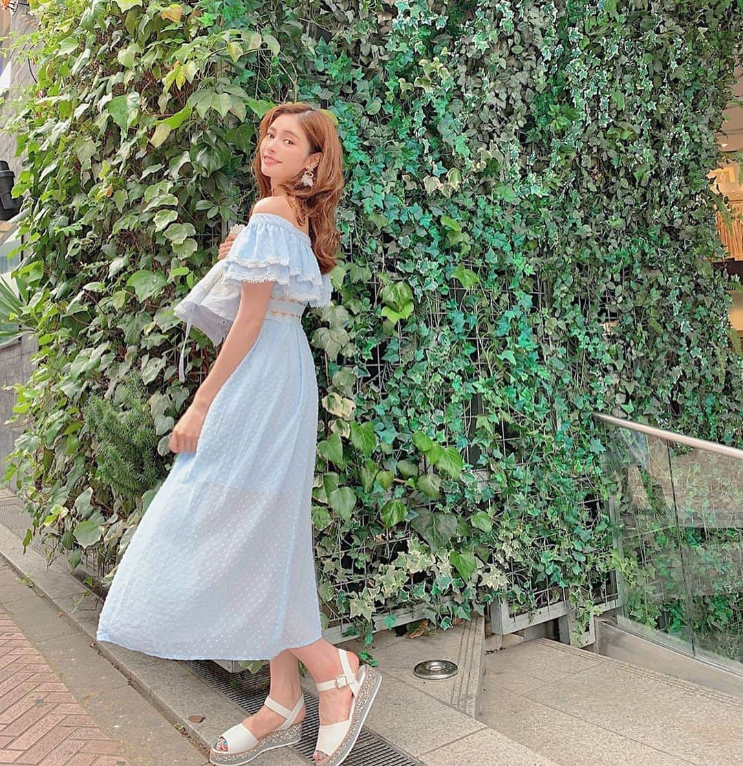 得あゆさんのインスタグラム写真 - (得あゆInstagram)「皆さん夏風邪からほぼ復活🔥 ガーリーぃぃぃぃ🦖🔥🌴 ・ one-piece : @marieebouquetde sandal : @dianashoespress bag : @katespadejapan 日傘はサマーシールドの！ 照り返しも防げるやつ！笑 ・ ・ ・ ・ ・ #コーデ#コーディネート#ワンピ#ワンピース#ガーリー#girly#katespade#bag#ファッション#サンダル#夏#女子会#ダイエット#スタイル#美容#美肌#美白#大人女子#大人カジュアル#インスタ映え#カメラ女子#シンプル#かごバッグ#japanesegirl#blue#diet#style#summerfashion#sandal#onepiece」7月27日 12時35分 - tokuayu819