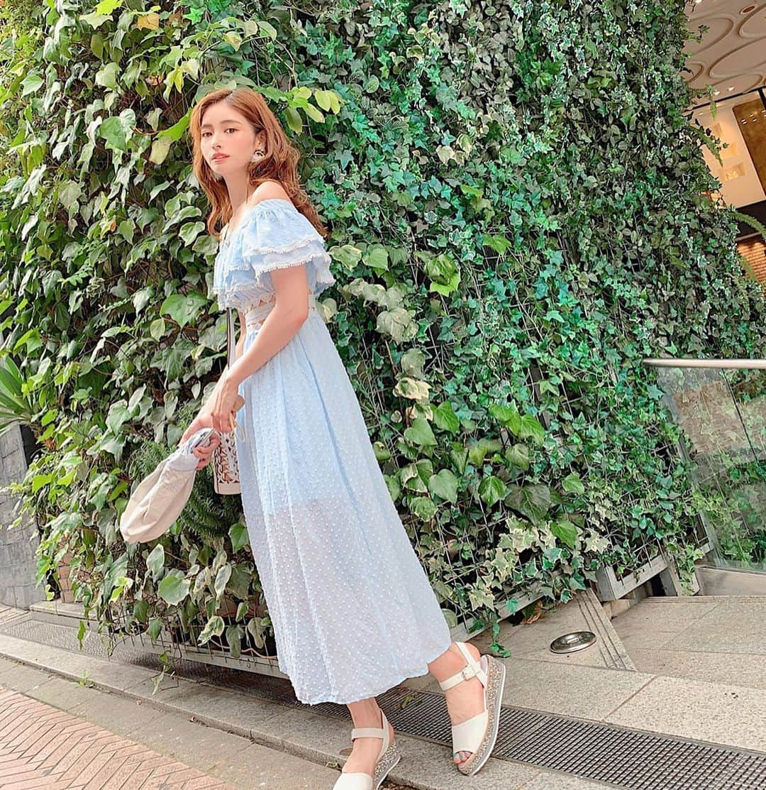 得あゆさんのインスタグラム写真 - (得あゆInstagram)「皆さん夏風邪からほぼ復活🔥 ガーリーぃぃぃぃ🦖🔥🌴 ・ one-piece : @marieebouquetde sandal : @dianashoespress bag : @katespadejapan 日傘はサマーシールドの！ 照り返しも防げるやつ！笑 ・ ・ ・ ・ ・ #コーデ#コーディネート#ワンピ#ワンピース#ガーリー#girly#katespade#bag#ファッション#サンダル#夏#女子会#ダイエット#スタイル#美容#美肌#美白#大人女子#大人カジュアル#インスタ映え#カメラ女子#シンプル#かごバッグ#japanesegirl#blue#diet#style#summerfashion#sandal#onepiece」7月27日 12時35分 - tokuayu819