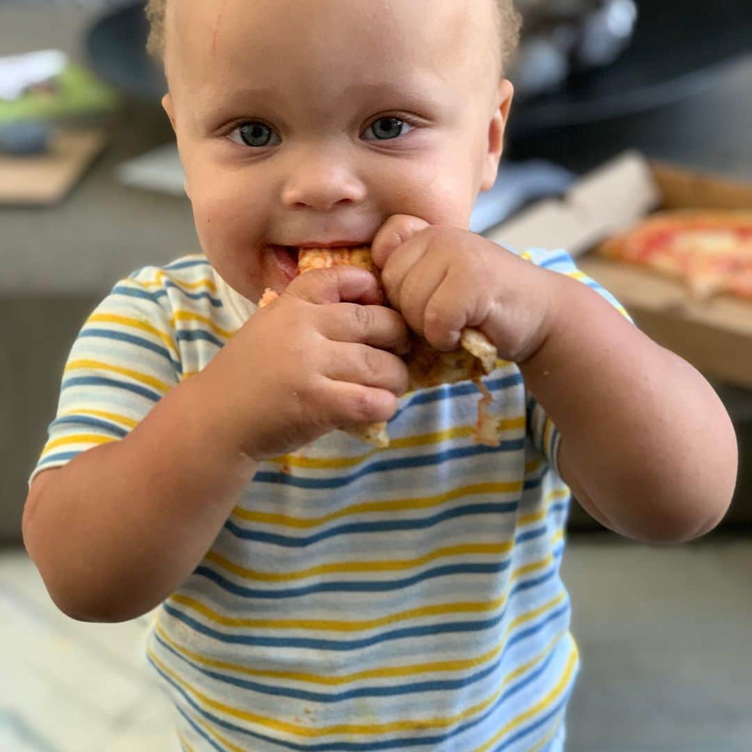 エイヨシャ・カレーさんのインスタグラム写真 - (エイヨシャ・カレーInstagram)「The sheer joy of eating your first slice of pizza! Especially when it’s stolen from big sis 🍕. The best part of my day today 😍」7月27日 12時36分 - ayeshacurry