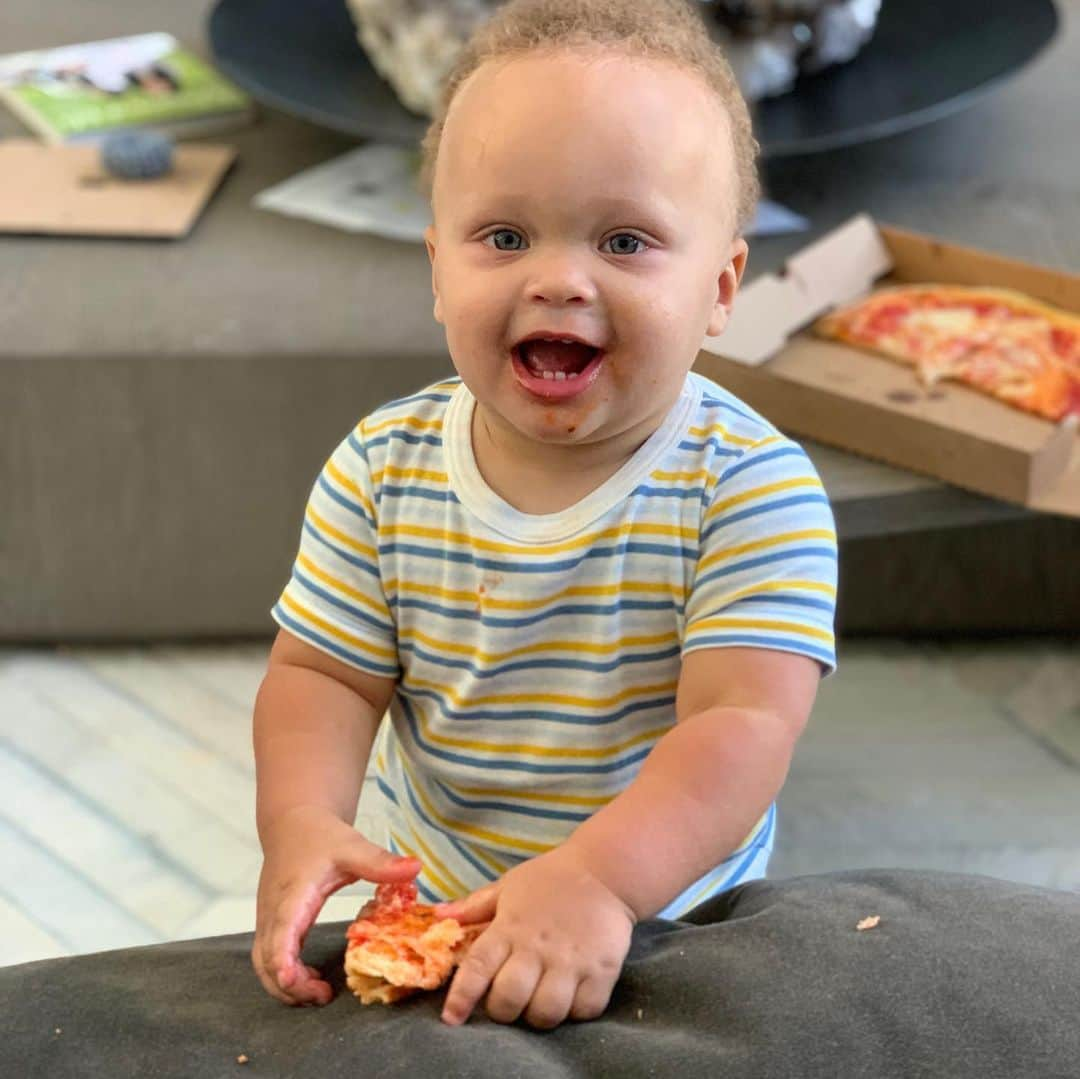 エイヨシャ・カレーさんのインスタグラム写真 - (エイヨシャ・カレーInstagram)「The sheer joy of eating your first slice of pizza! Especially when it’s stolen from big sis 🍕. The best part of my day today 😍」7月27日 12時36分 - ayeshacurry