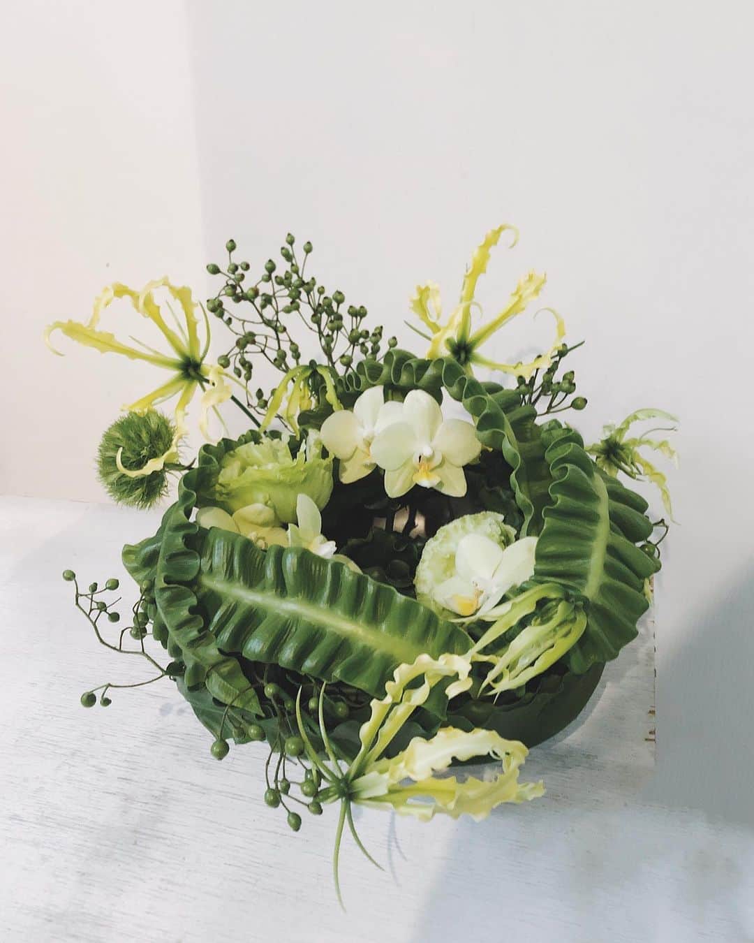 Ryoko Negishiのインスタグラム：「今月のレッスンは夏のリース🌿  とんぶりみたいな花器の中には くるくる巻いた葉っぱを敷いてる  #フラワーアレンジメント」
