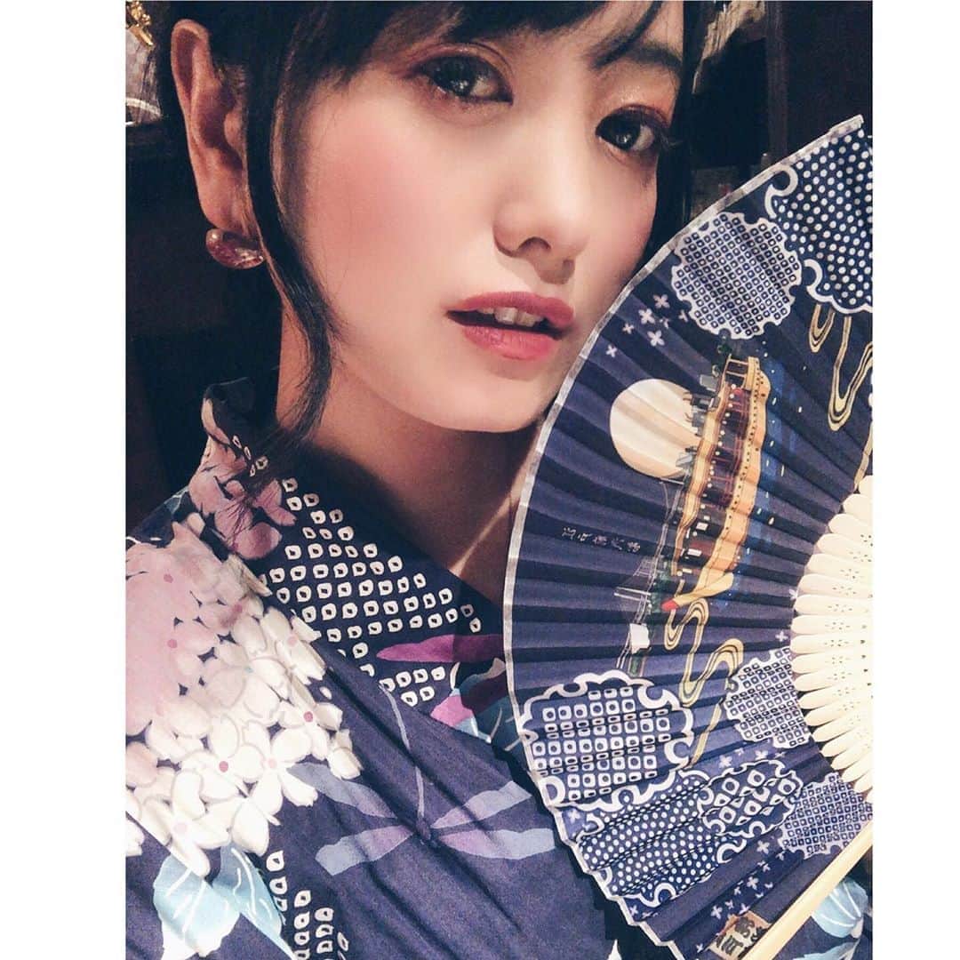 脊山麻理子のインスタグラム：「先週末は東京でみおりんと屋形船に乗ったよ♡ちょうどSTAR ISLANDの花火が観られましたよ(=^ェ^=)お気に入りの紺色の浴衣が屋形船で貰った扇子とぴったりで嬉しかった♡今年はあと何回浴衣着られるかな♡ #屋形船 #STARISLAND #花火 #浴衣 #浴衣女子 #夏祭り #もんじゃ屋形船 #オレンジのアイシャドウに変えたよ」