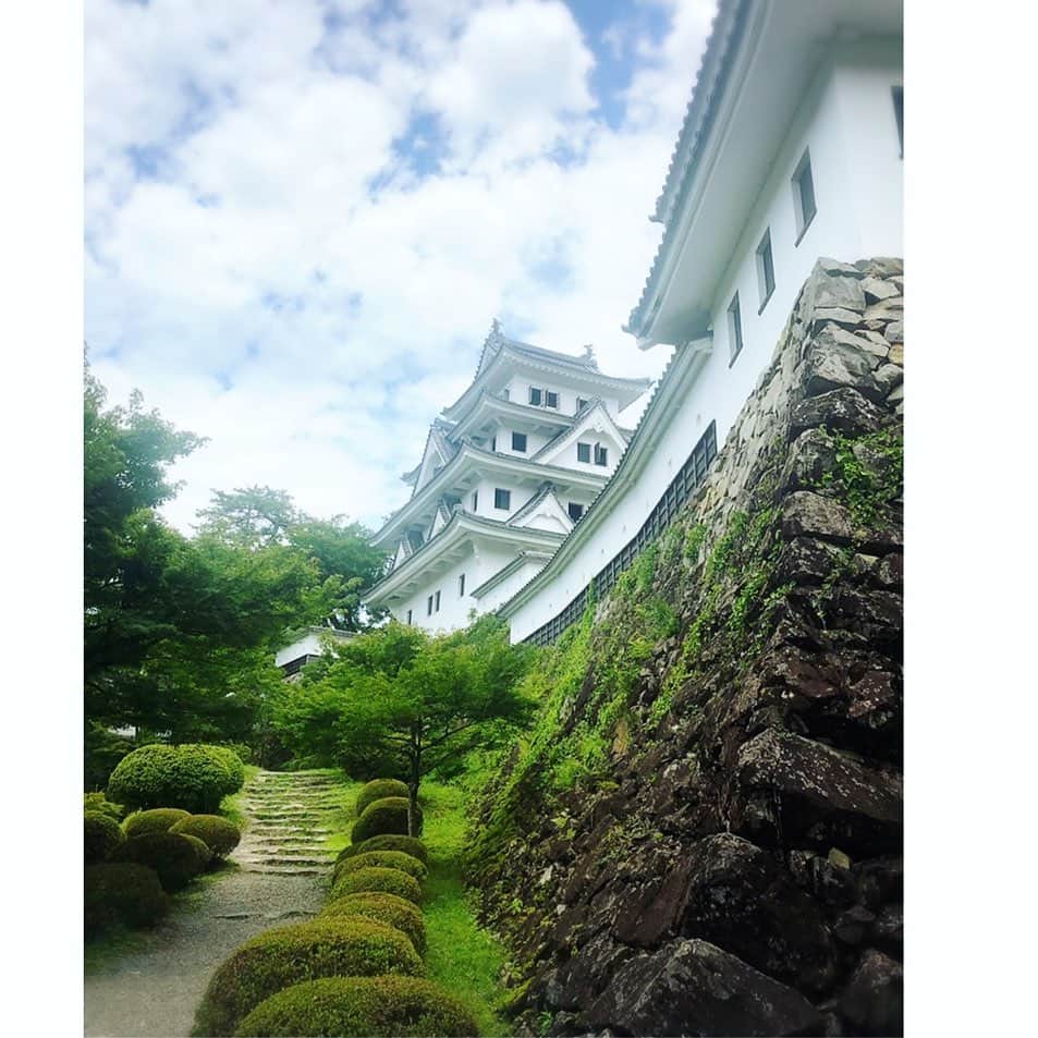 望月理恵さんのインスタグラム写真 - (望月理恵Instagram)「日本最古の木造再建城、 郡上八幡城。  緑と城が絵になります。 季節によって表情が まったく違うそう。 また行きたいお城です。 #城#郡上八幡城 #天空の城#山城 #空気が違います。 #また行きたいです #ビューティー城」7月27日 12時46分 - mochiee28