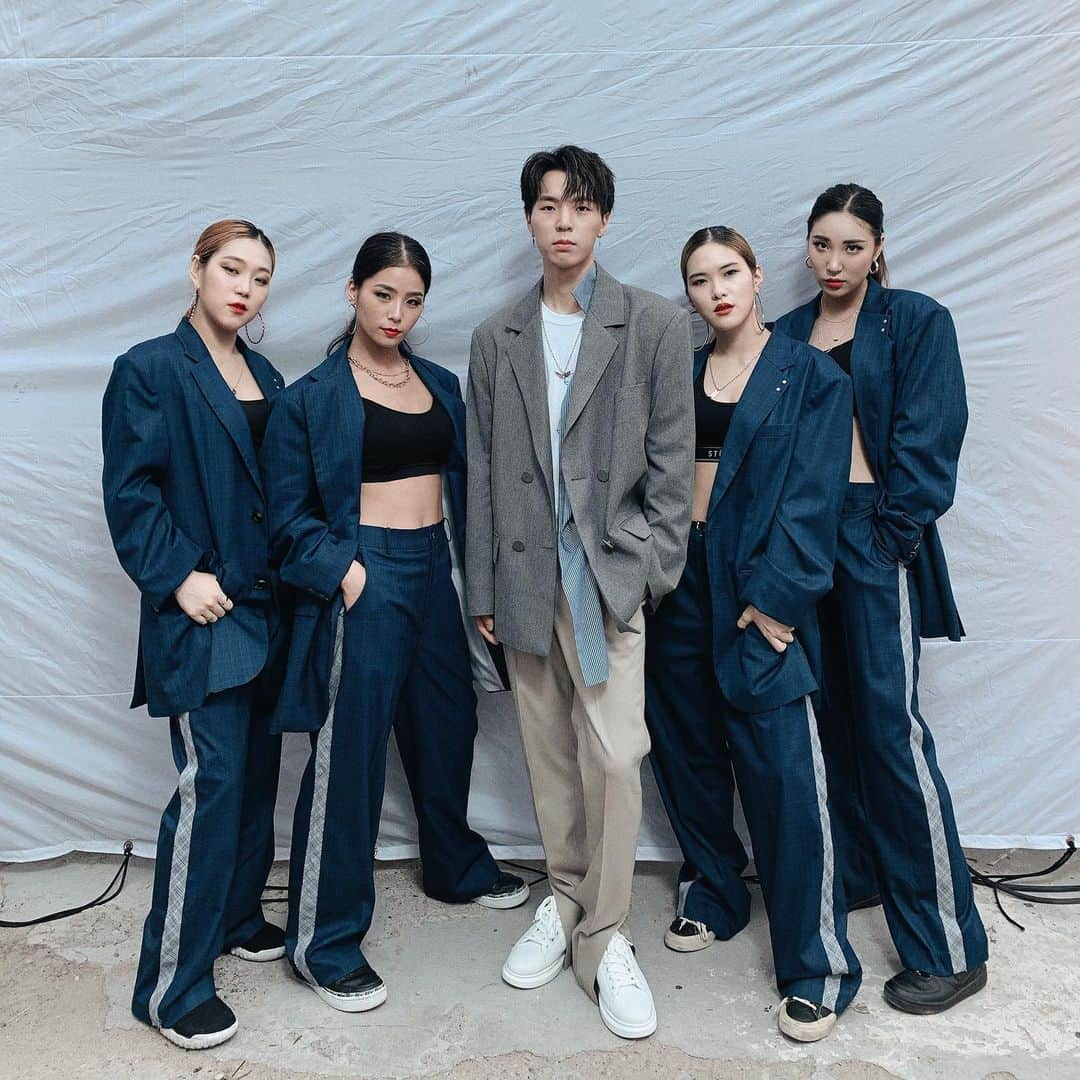 Jun Sung Ahnさんのインスタグラム写真 - (Jun Sung AhnInstagram)「The awesome dance crew @play_holybang from my video :) And thank you @__honey.j__ for choreo'ing! Who wants a performance version? Say 💃🏻 #JUN #LIMBO #Switch」7月27日 12時48分 - juncurryahn