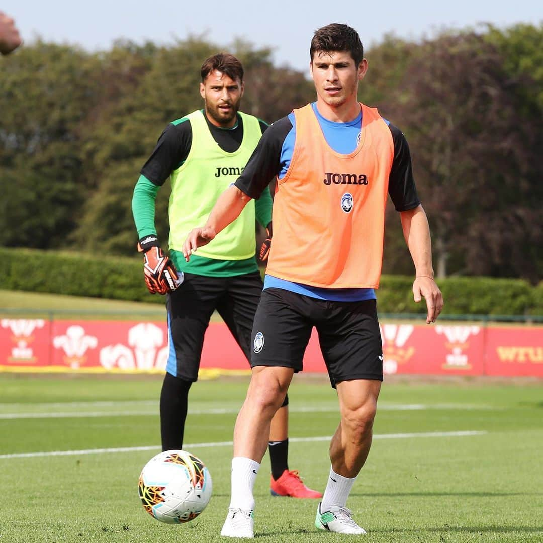 アタランタBCさんのインスタグラム写真 - (アタランタBCInstagram)「First training done 💪 Primo giorno di lavoro in 🇬🇧 per i nerazzurri ⚽️ — #GoAtalantaGo ⚫️🔵 #preseasonUK #Atalanta #football #Bergamo #training」7月27日 3時57分 - atalantabc