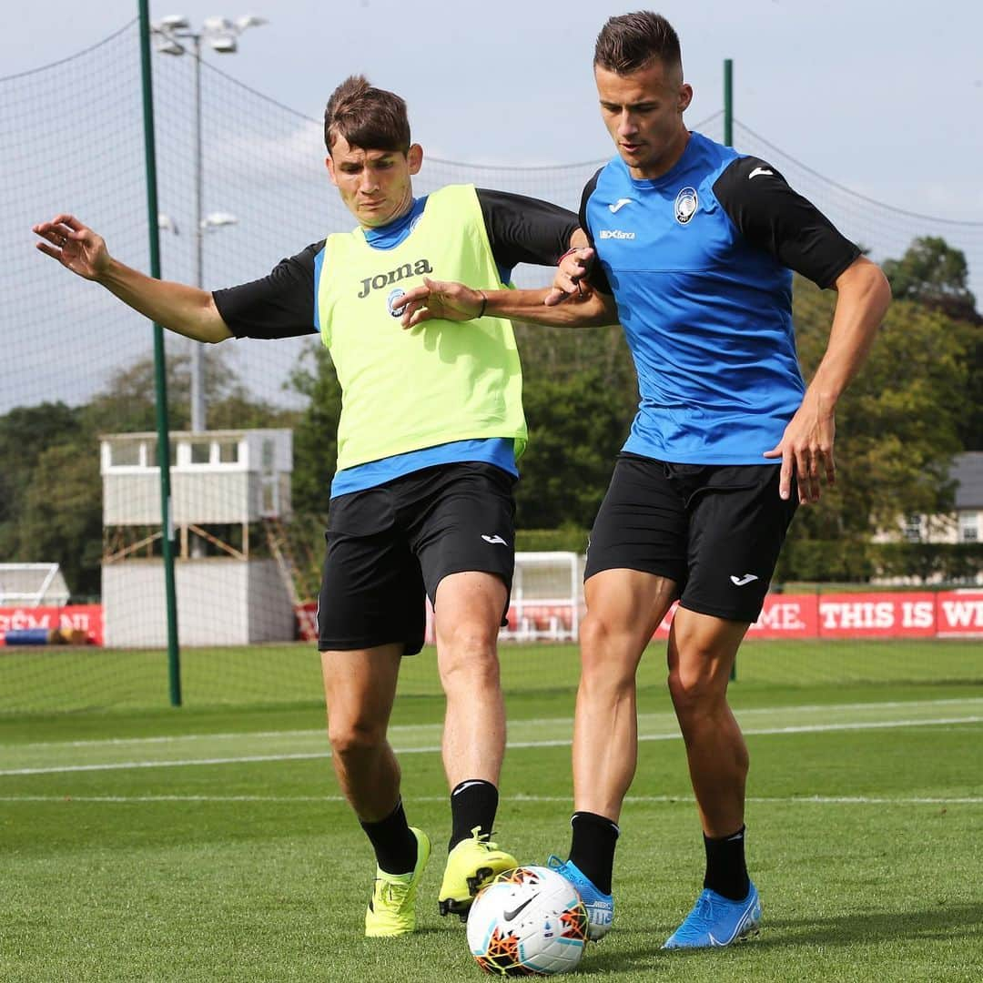 アタランタBCさんのインスタグラム写真 - (アタランタBCInstagram)「First training done 💪 Primo giorno di lavoro in 🇬🇧 per i nerazzurri ⚽️ — #GoAtalantaGo ⚫️🔵 #preseasonUK #Atalanta #football #Bergamo #training」7月27日 3時57分 - atalantabc