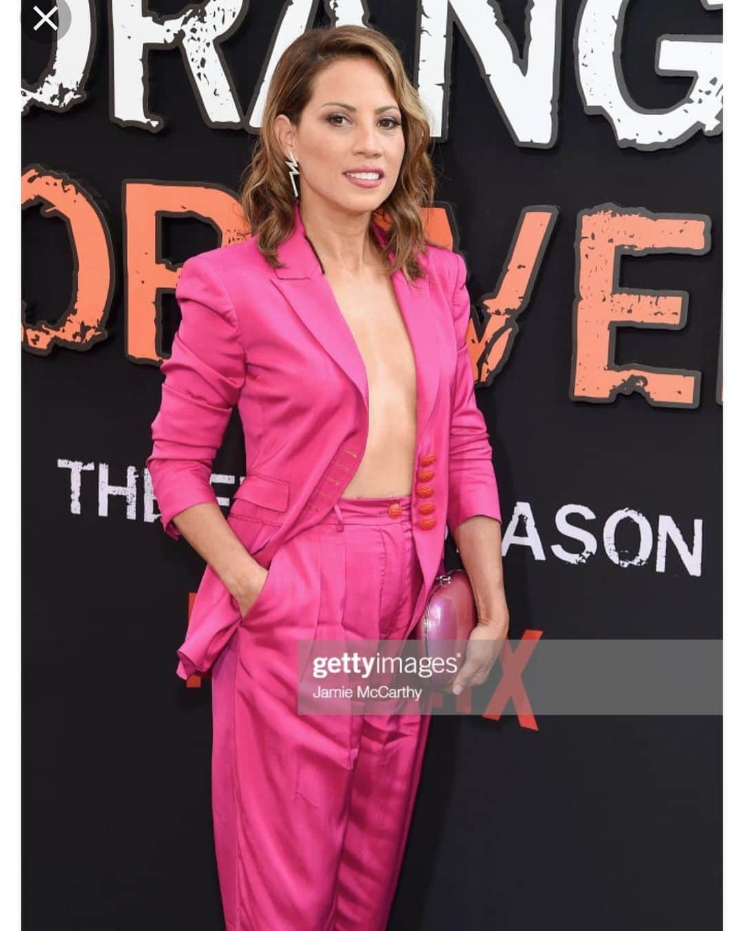 エリザベス・ロドリゲスさんのインスタグラム写真 - (エリザベス・ロドリゲスInstagram)「Last night’s premiere was extra special. What a ride... @oitnb never to be duplicated. 💖🧡💖🧡#gamechanger #oinbseason7 #youaintready #orangeforever #pink #pinklady」7月27日 3時55分 - theonlyelizabethrodriguez