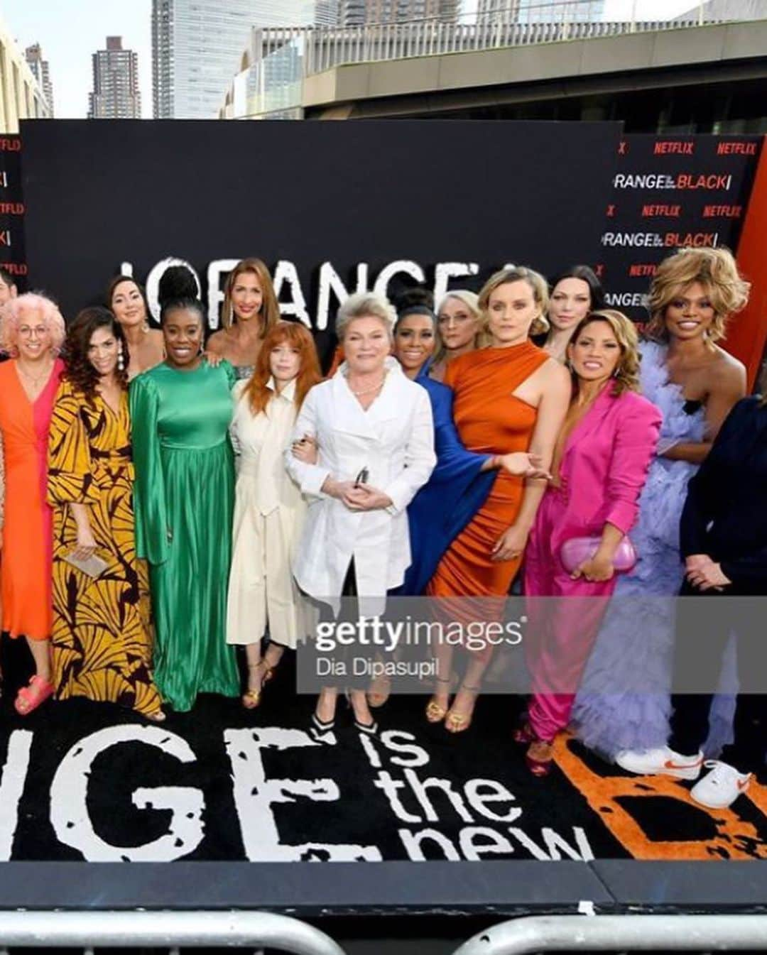 エリザベス・ロドリゲスさんのインスタグラム写真 - (エリザベス・ロドリゲスInstagram)「Last night’s premiere was extra special. What a ride... @oitnb never to be duplicated. 💖🧡💖🧡#gamechanger #oinbseason7 #youaintready #orangeforever #pink #pinklady」7月27日 3時55分 - theonlyelizabethrodriguez