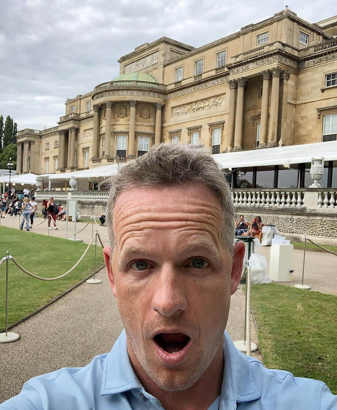 ルーク・ドナルドのインスタグラム：「The last time I got to visit Buckingham Palace, I was able to drive through the front gates wearing tails as one of the fortunate ones to be on the honours list. Queuing up this year going thru metal detectors didn’t quite have the same cache 😝 but it has been great to spend some time in the UK and expose my children to where daddy grew up! Lovely few days in Cornwall ending in a little site seeing around London 🏴󠁧󠁢󠁥󠁮󠁧󠁿 #familytime #holidays #buckinghampalace #wrinklesfordays #england #mbe #nowbacktowork」