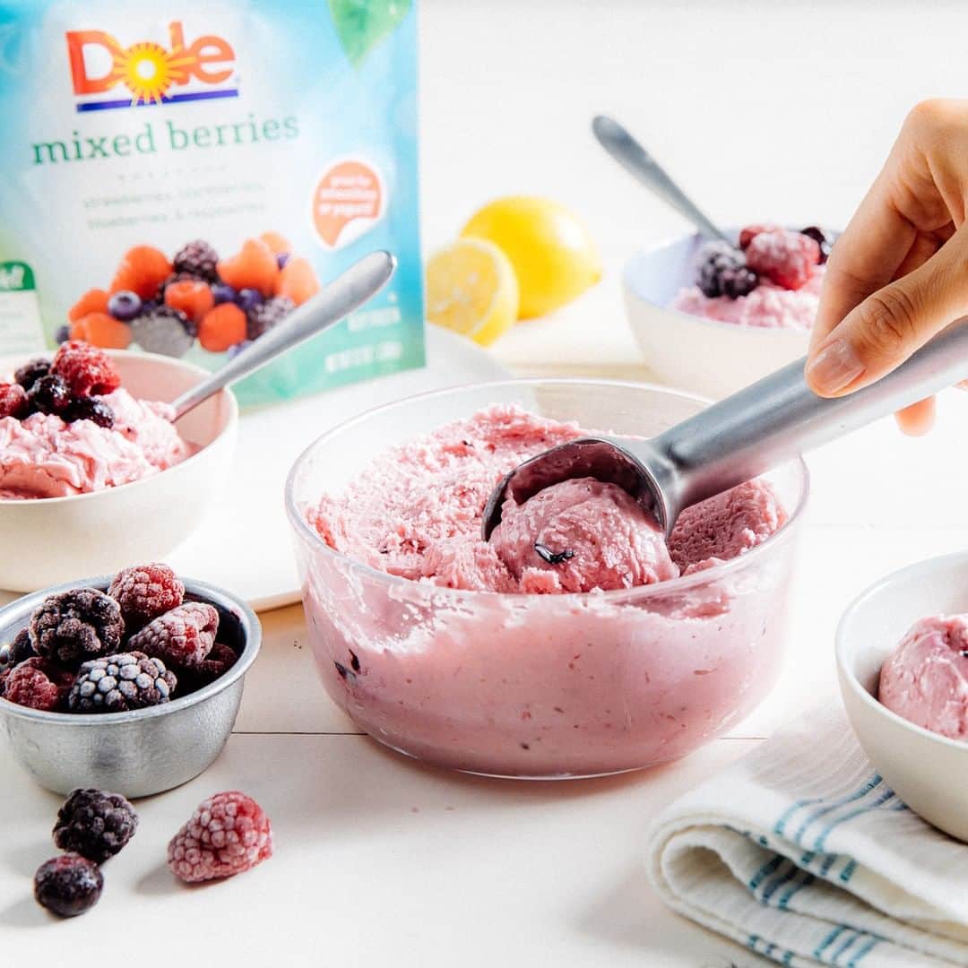 のインスタグラム：「Our Soft Serve Banana Berry Blizzard homemade ice cream is the indulge-worthy recipe that sparks all the 😍 emotions. Make this recipe pop by topping with frozen Dole Mixed Berries. #DoleRecipes」