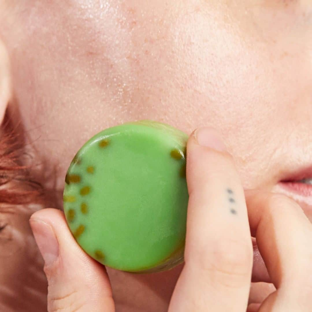 LUSH Cosmeticsさんのインスタグラム写真 - (LUSH CosmeticsInstagram)「Jade Roller Naked Facial Cleanser not only gets your skin clean, it massages your face, too! It's embedded with mung beans that act like little massaging finger tips as you're cleansing the day away with marula oil and astringent hazelnut oil. 💚🙌⁠ *⁠ *⁠ *⁠ *⁠ *⁠ #beauty #skincareroutine #vegan #instabeauty #crueltyfree #healthyskin #greenbeauty #wellness #beautycare #beautyaddict #glowingskin #veganbeauty #crueltyfreebeauty #crueltyfreecosmetics #veganlife #vegansofig #veganliving #veganmakeup #vegans」7月27日 4時01分 - lushcosmetics